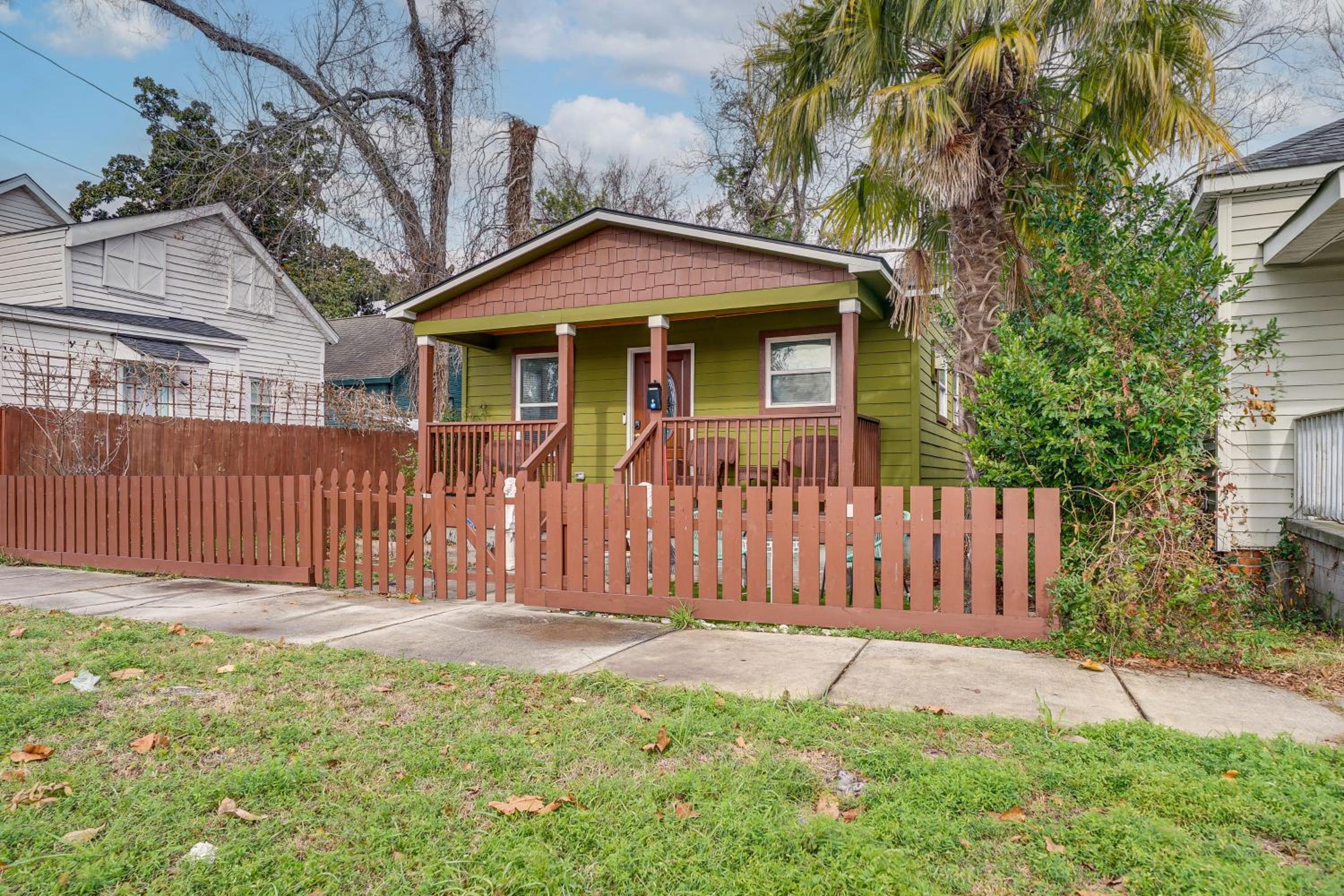 1 Mi to Wilmington Riverwalk Getaway with Gas Grill