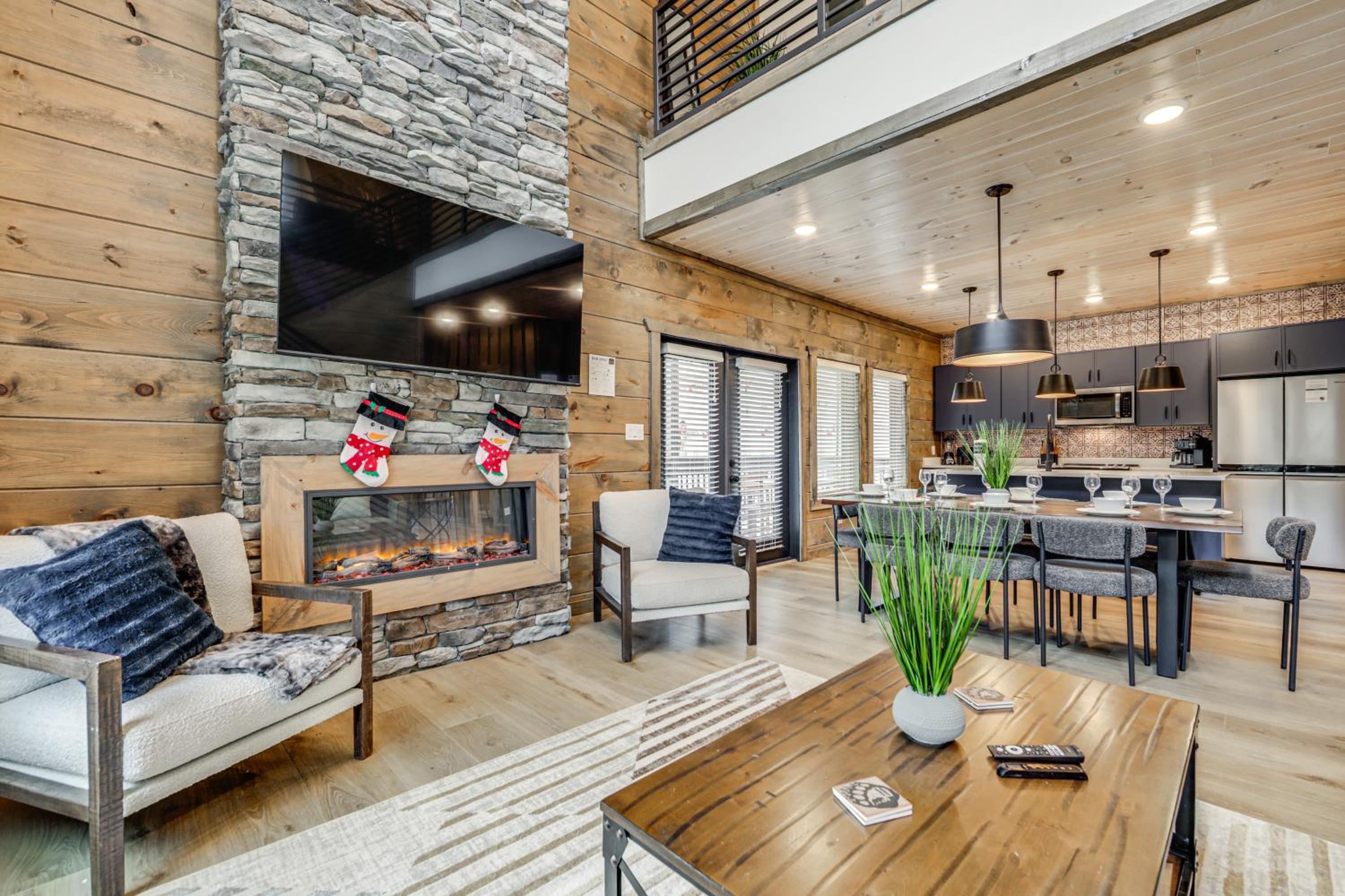 Indoor Pool, Hot Tub and Games! Pigeon Forge Cabin