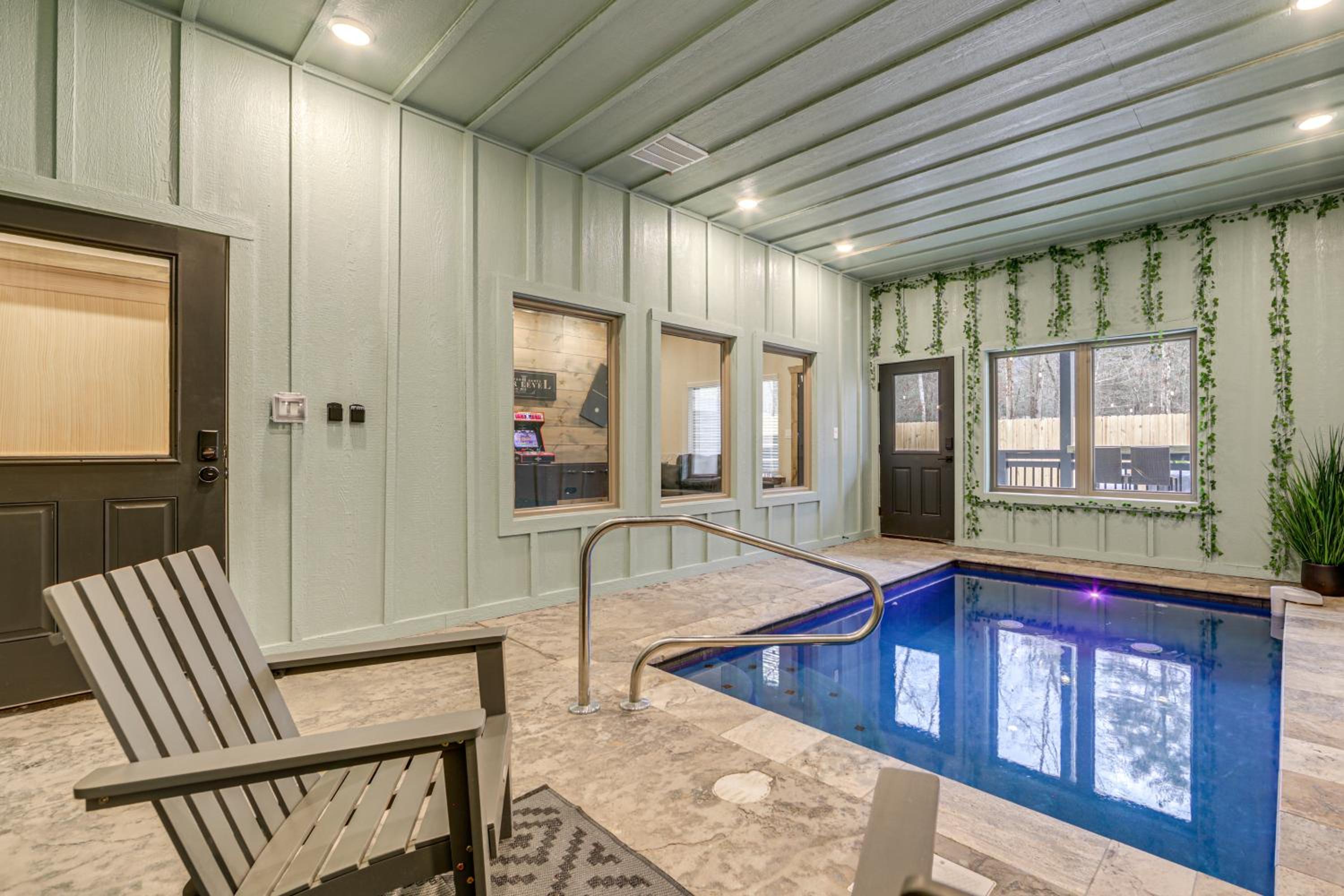 Indoor Pool, Hot Tub and Games! Pigeon Forge Cabin