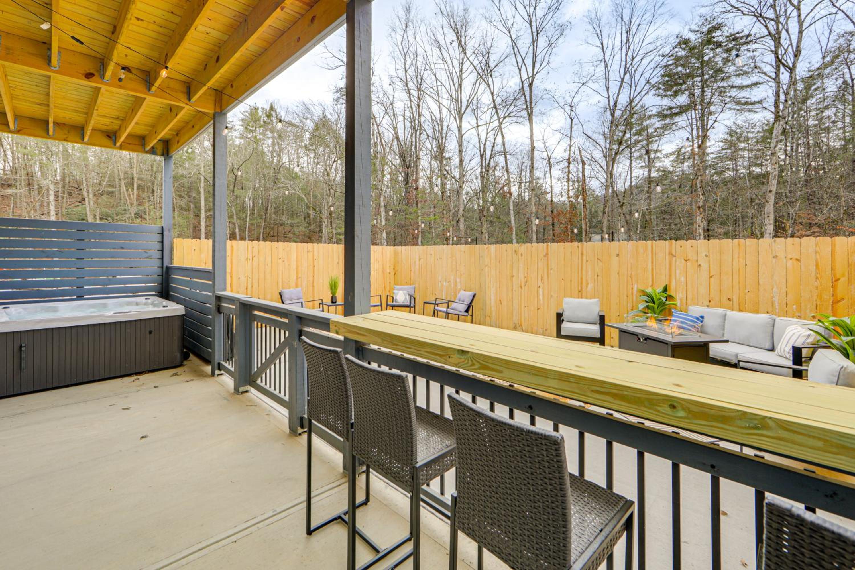 Indoor Pool, Hot Tub and Games! Pigeon Forge Cabin