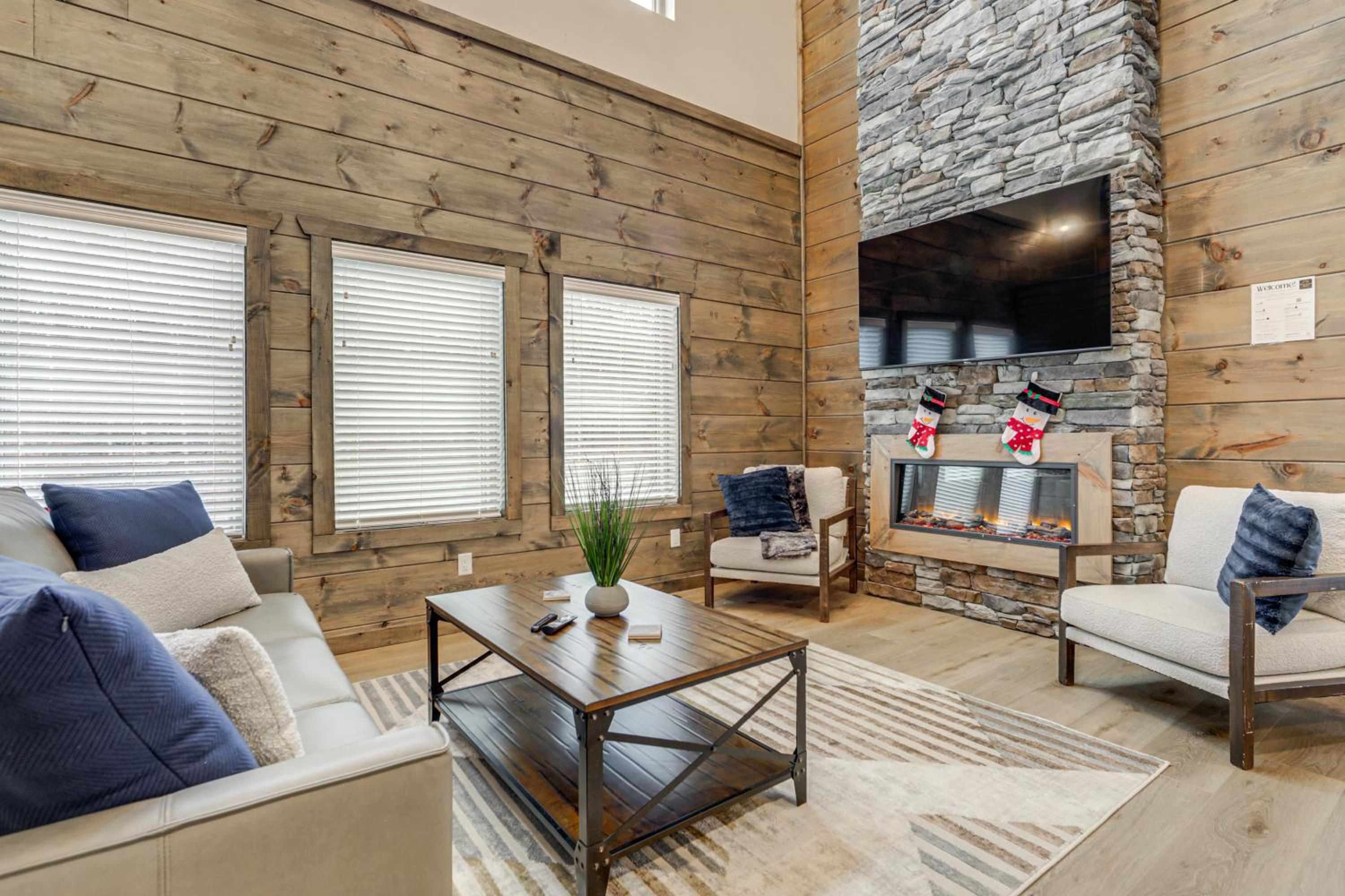 Indoor Pool, Hot Tub and Games! Pigeon Forge Cabin