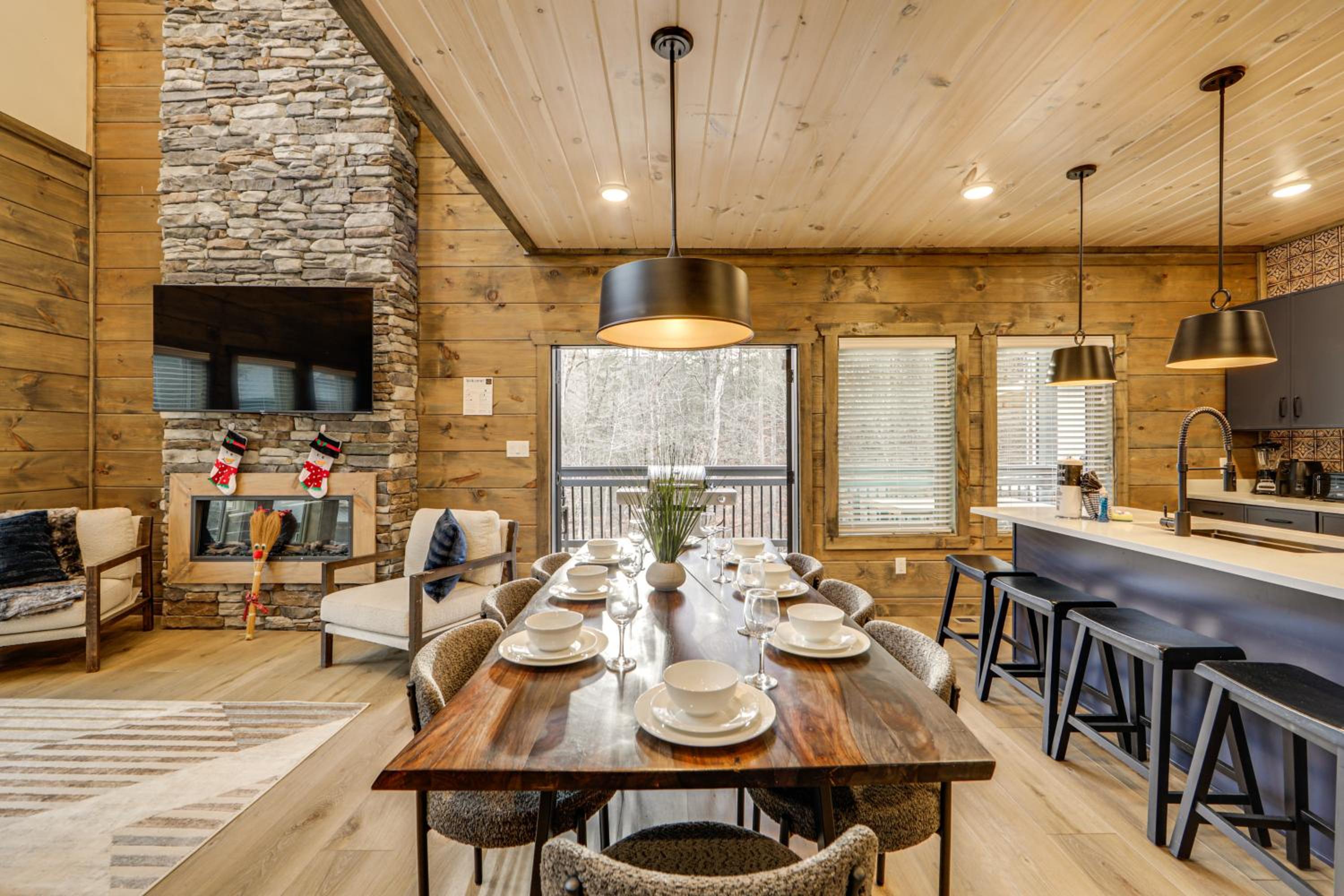 Indoor Pool, Hot Tub and Games! Pigeon Forge Cabin