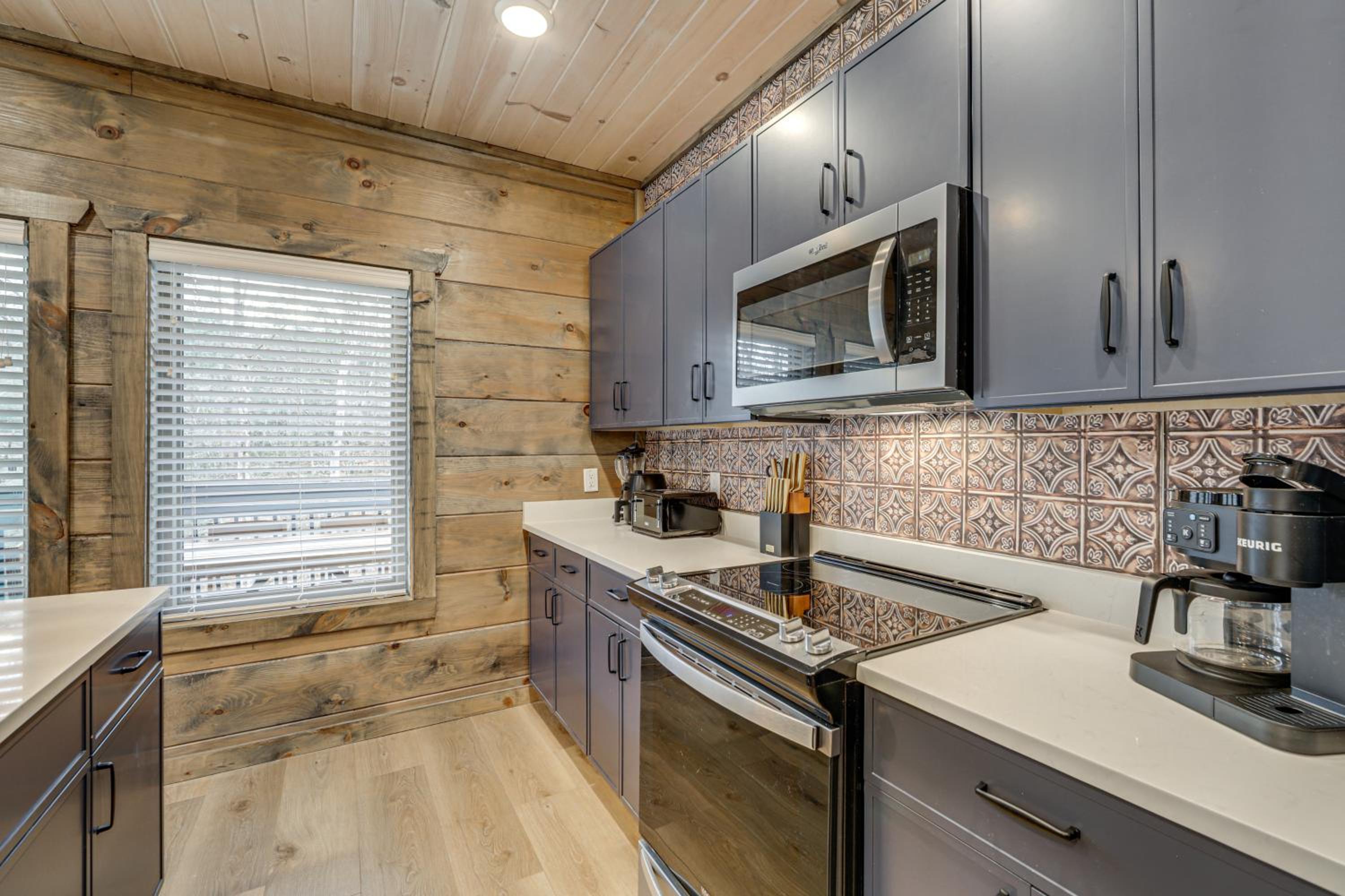 Indoor Pool, Hot Tub and Games! Pigeon Forge Cabin