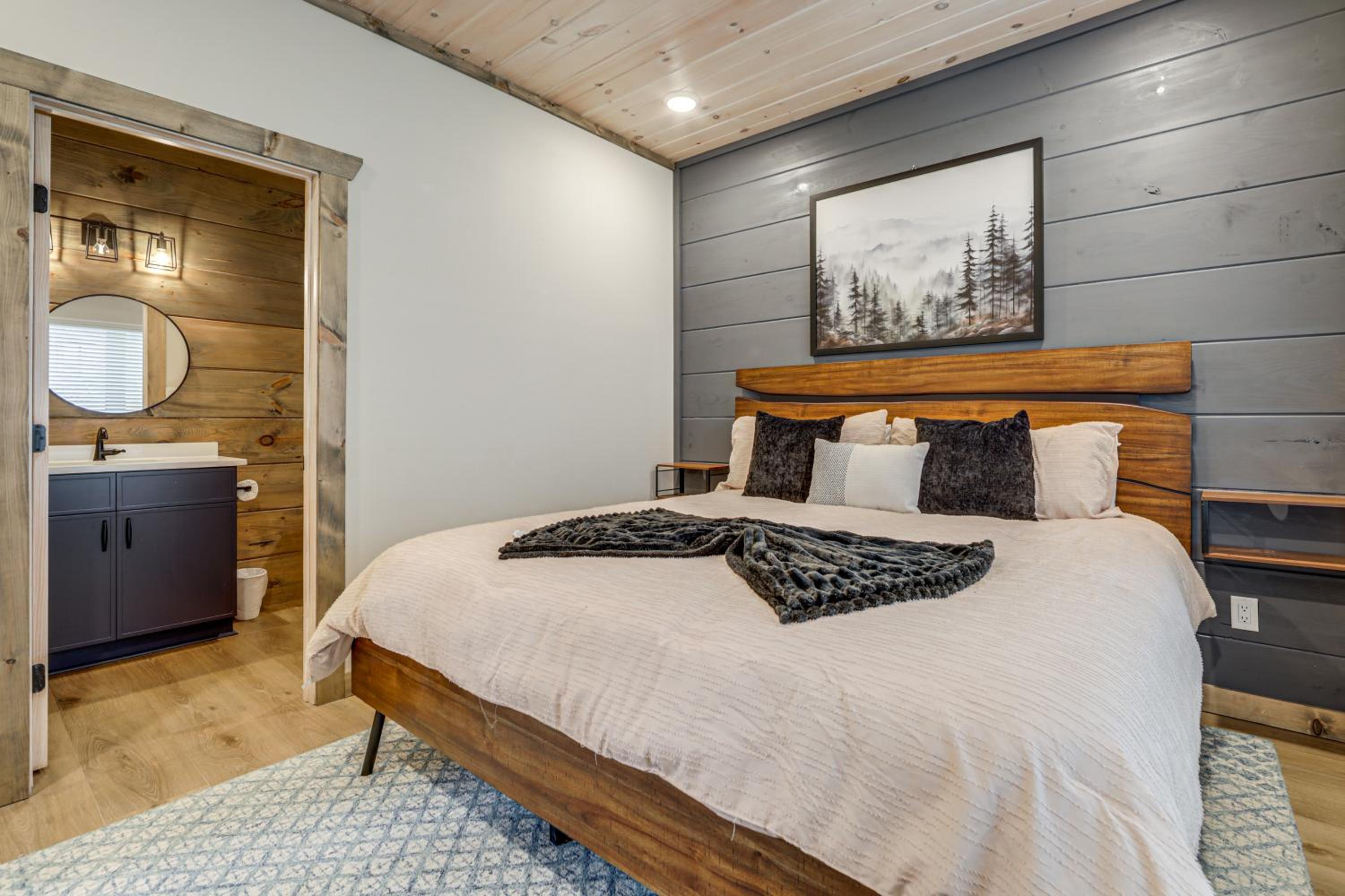 Indoor Pool, Hot Tub and Games! Pigeon Forge Cabin
