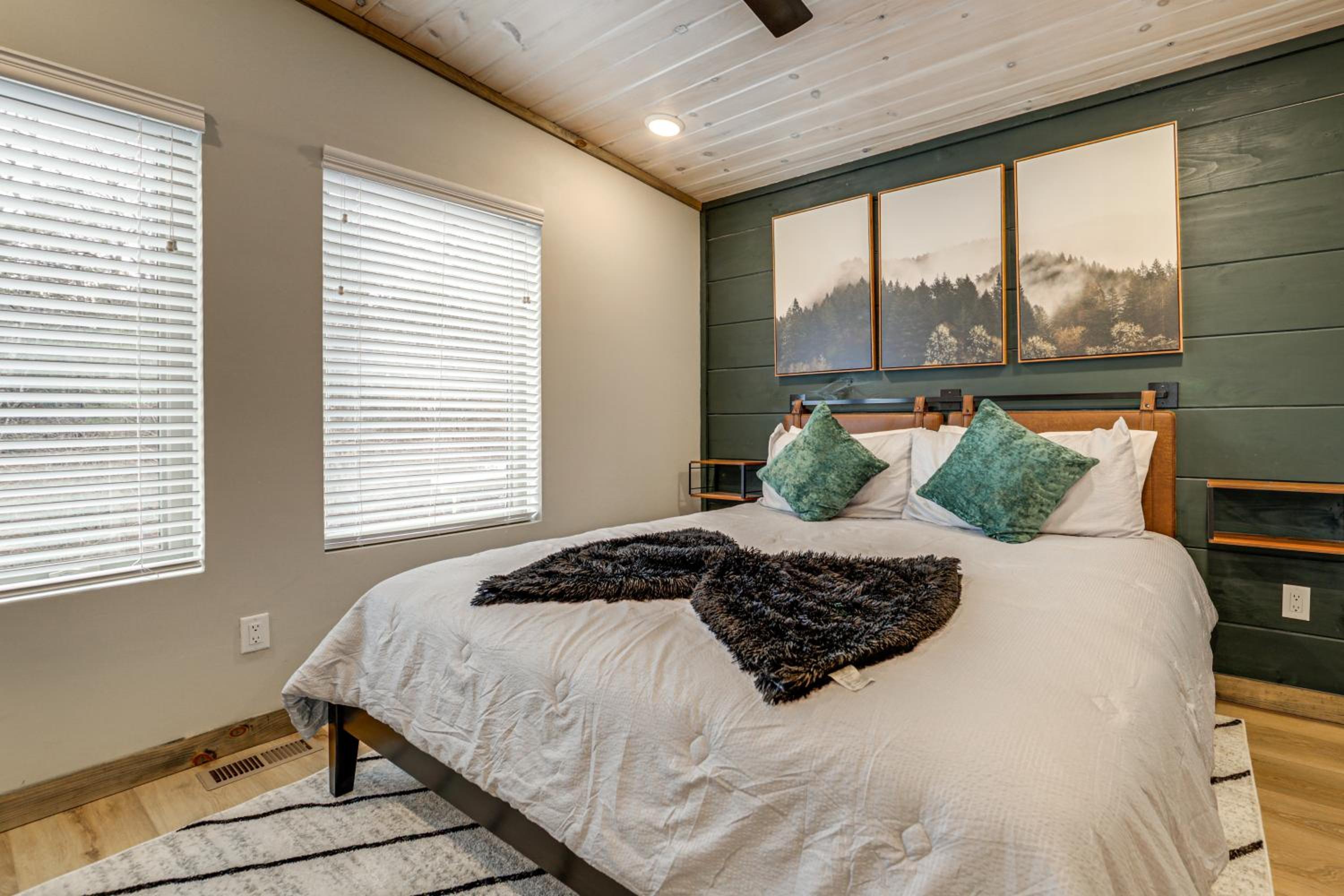Indoor Pool, Hot Tub and Games! Pigeon Forge Cabin
