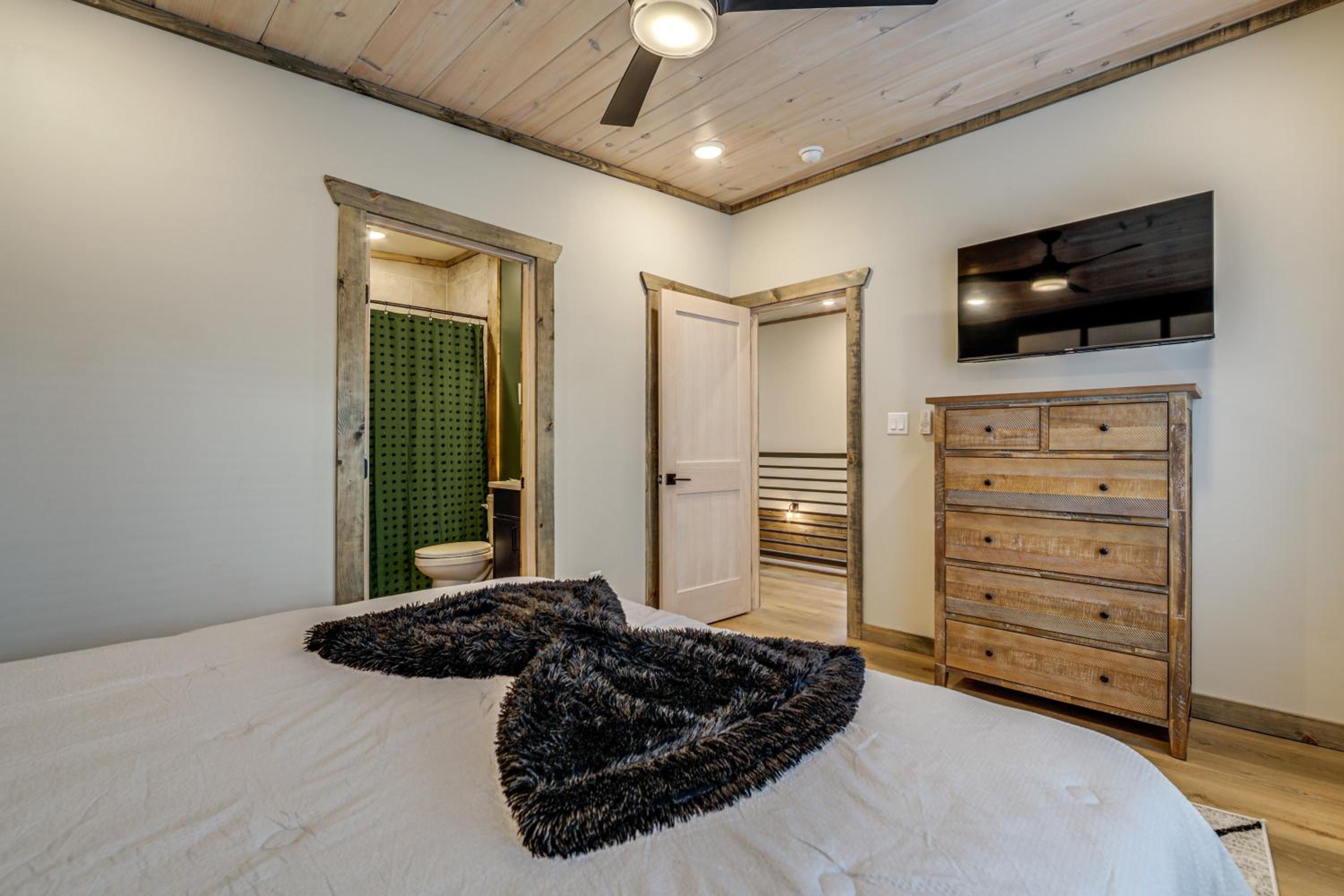 Indoor Pool, Hot Tub and Games! Pigeon Forge Cabin