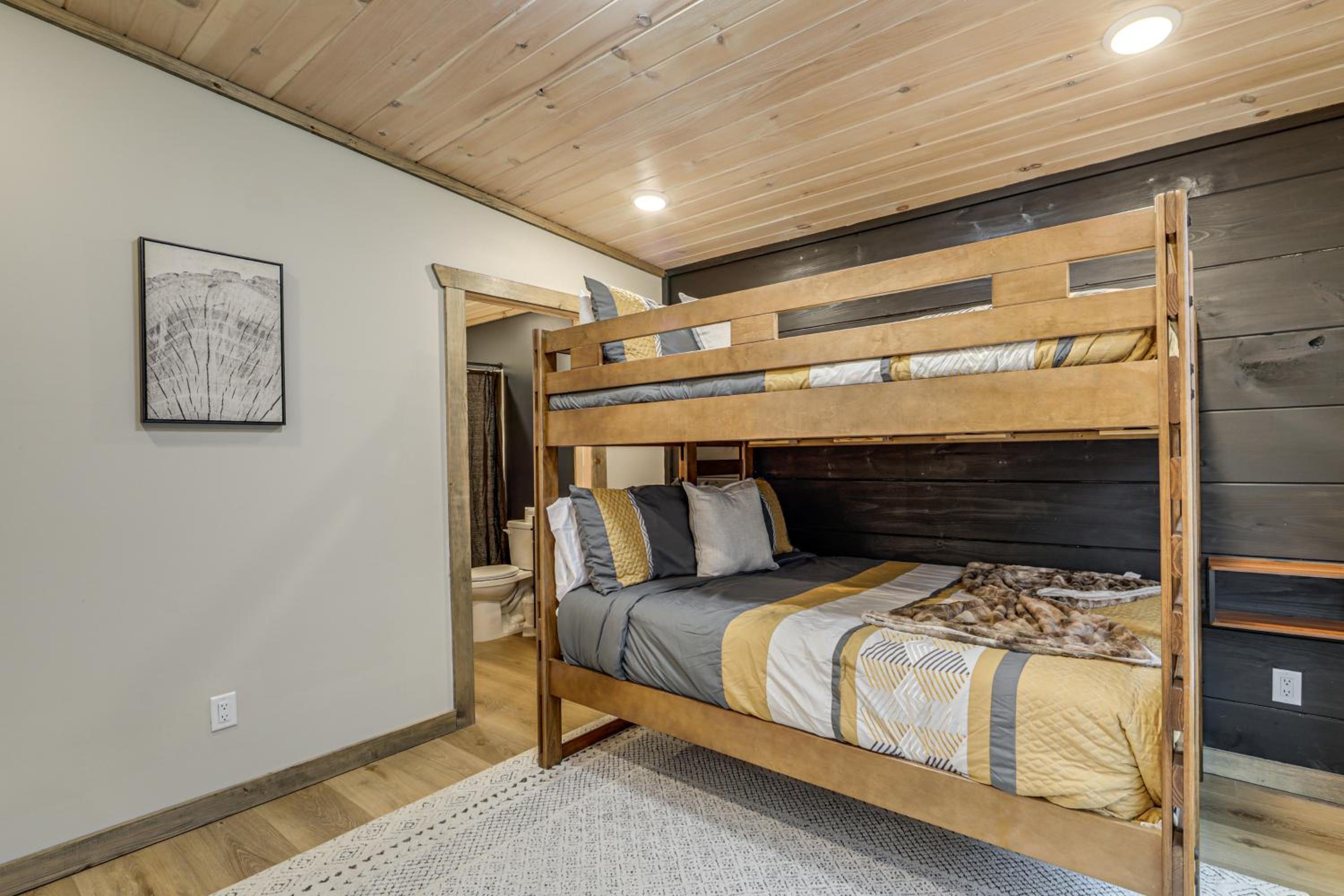 Indoor Pool, Hot Tub and Games! Pigeon Forge Cabin