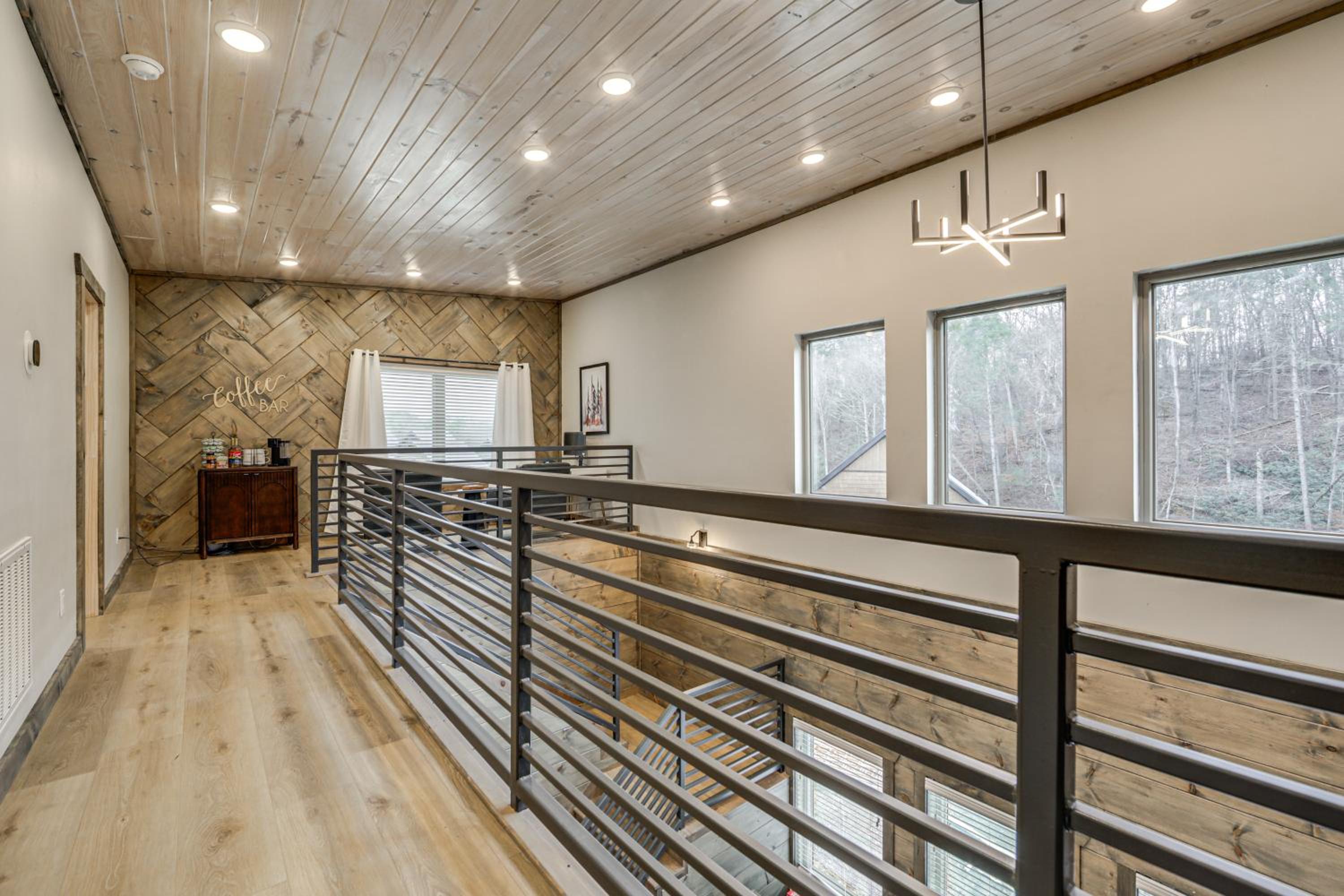 Indoor Pool, Hot Tub and Games! Pigeon Forge Cabin