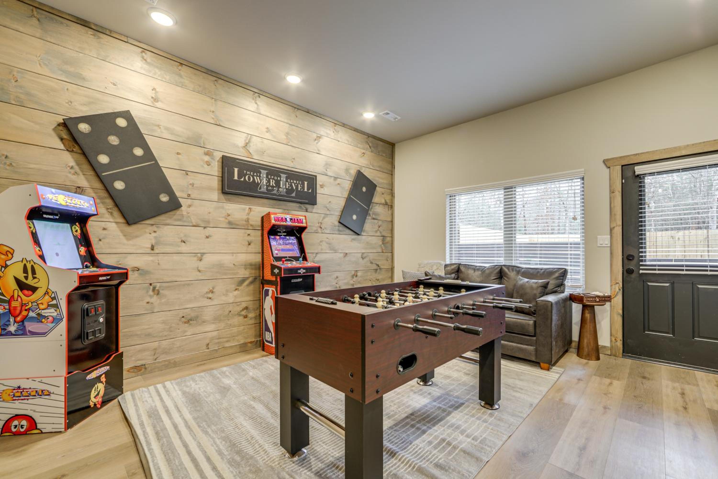 Indoor Pool, Hot Tub and Games! Pigeon Forge Cabin