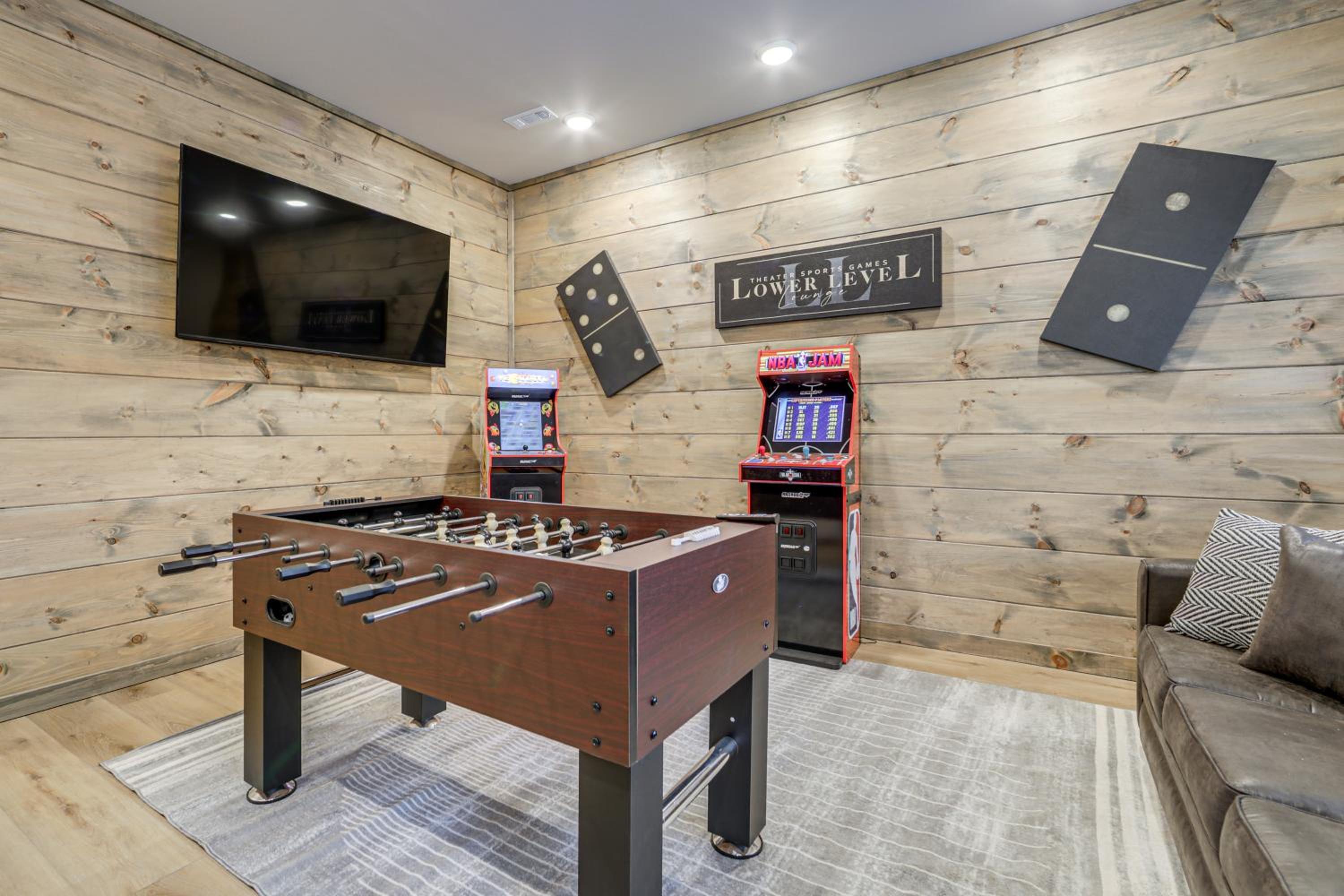 Indoor Pool, Hot Tub and Games! Pigeon Forge Cabin