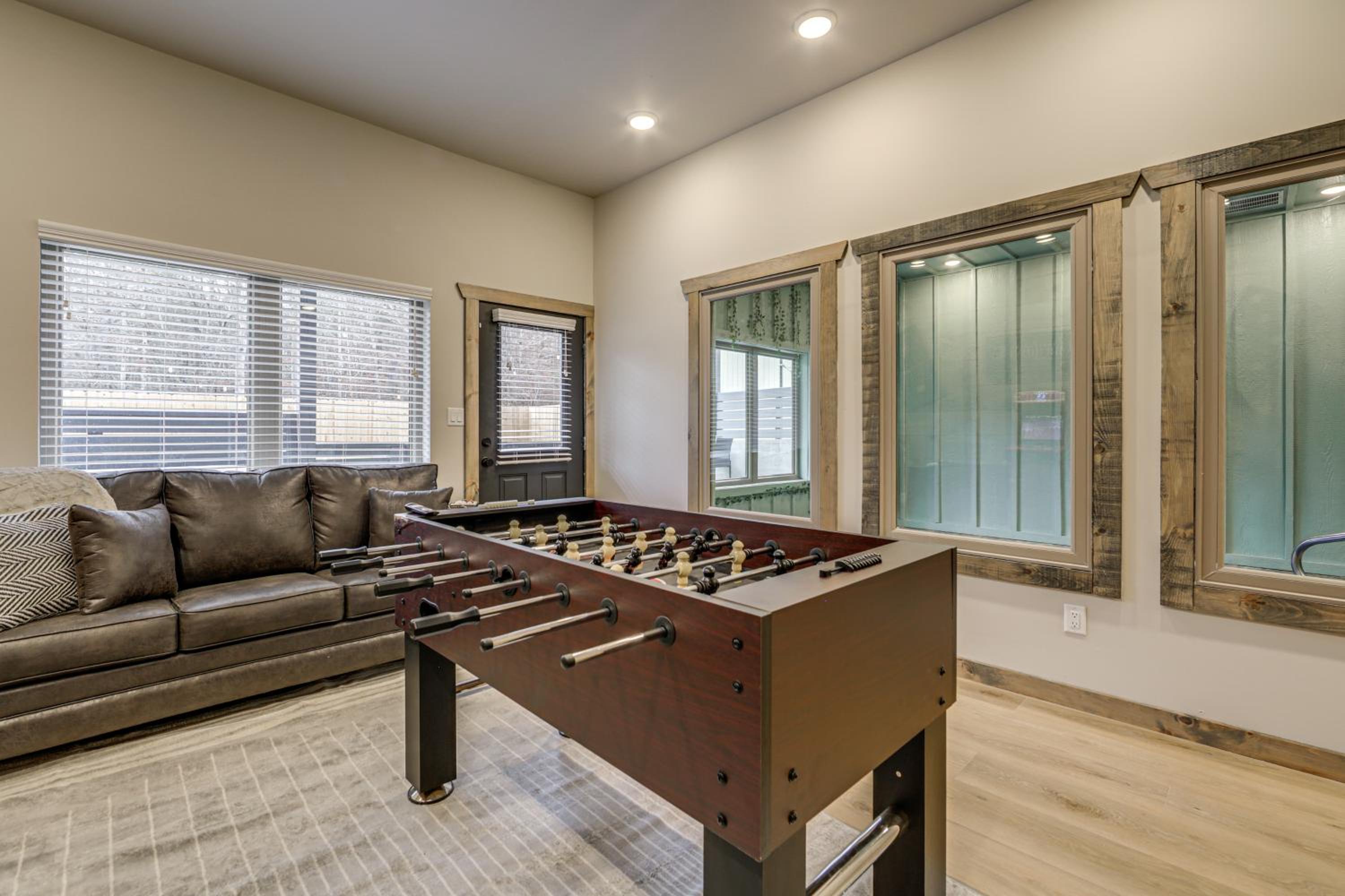 Indoor Pool, Hot Tub and Games! Pigeon Forge Cabin