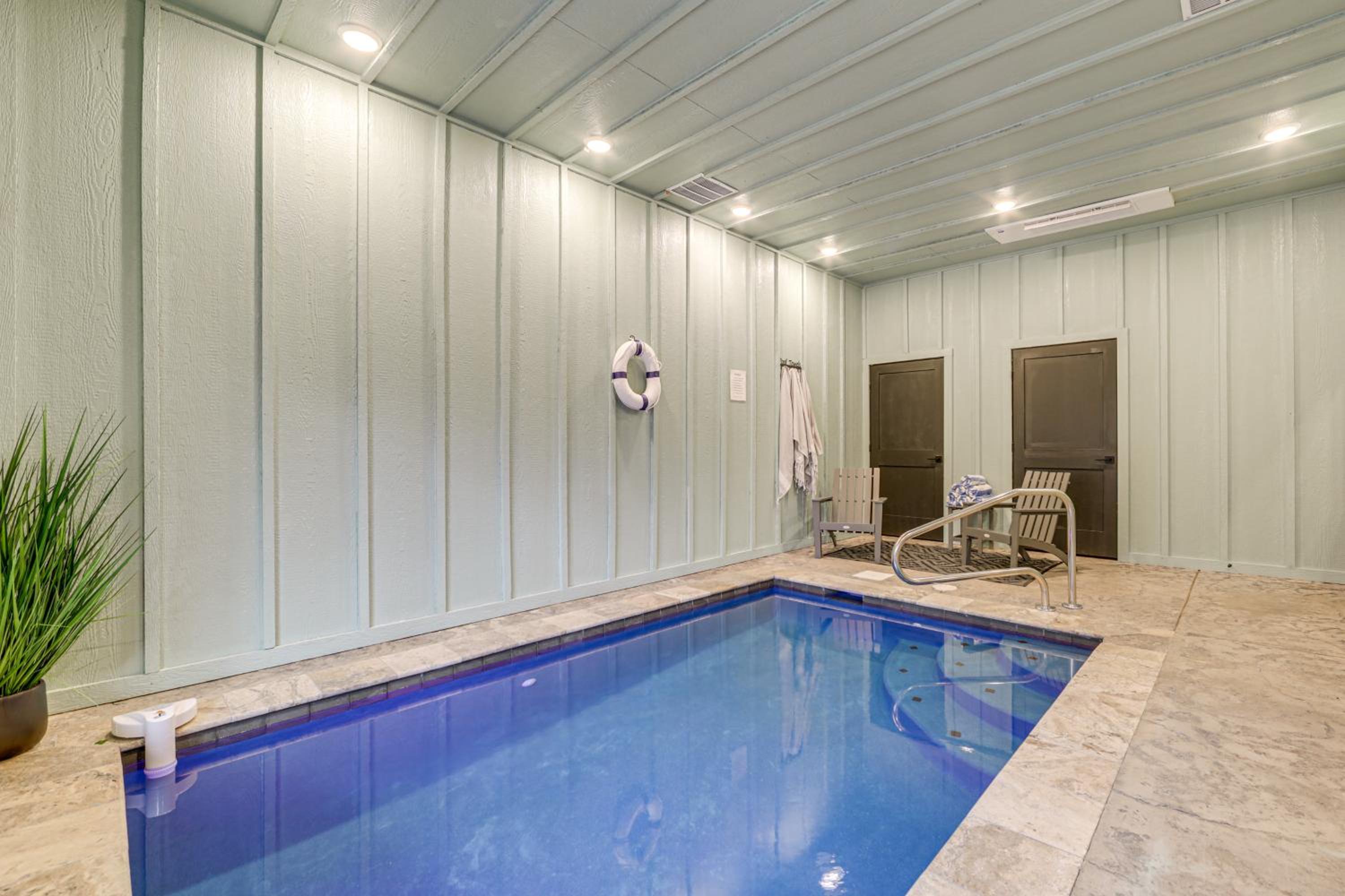 Indoor Pool, Hot Tub and Games! Pigeon Forge Cabin
