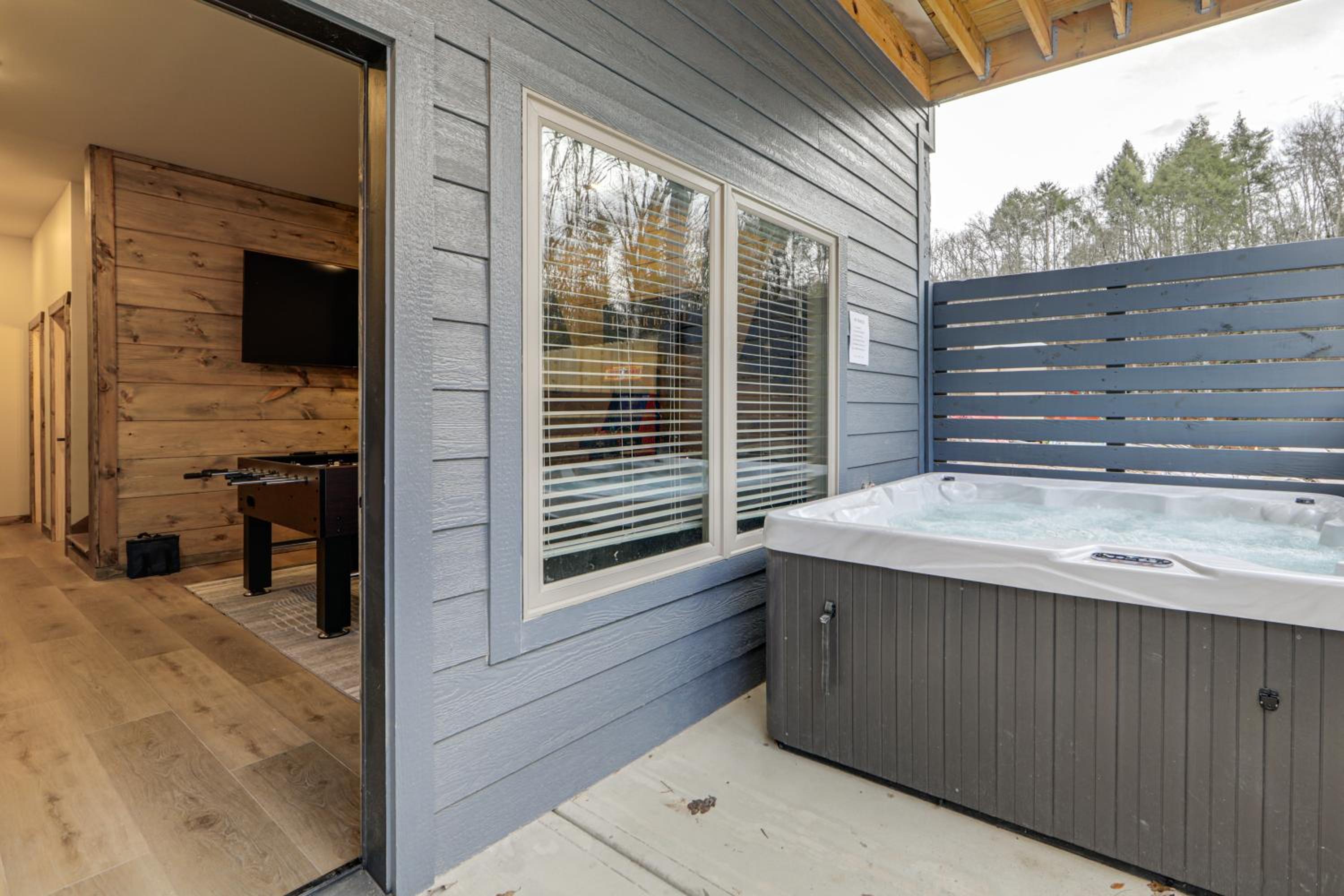 Indoor Pool, Hot Tub and Games! Pigeon Forge Cabin