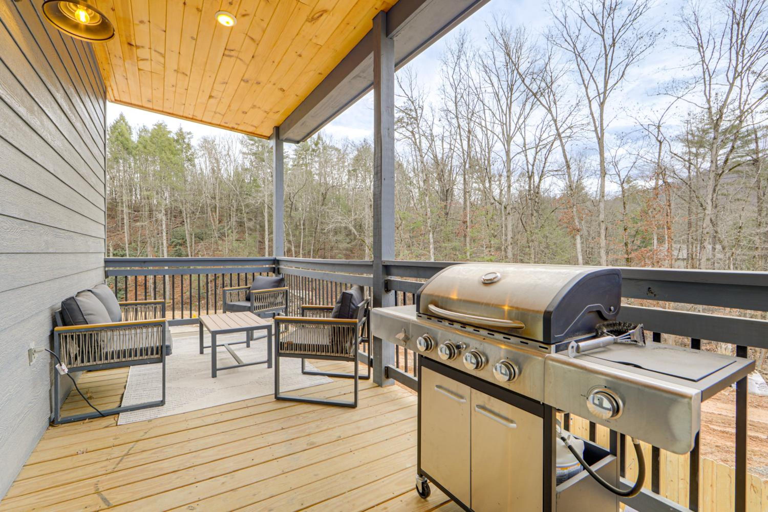 Indoor Pool, Hot Tub and Games! Pigeon Forge Cabin