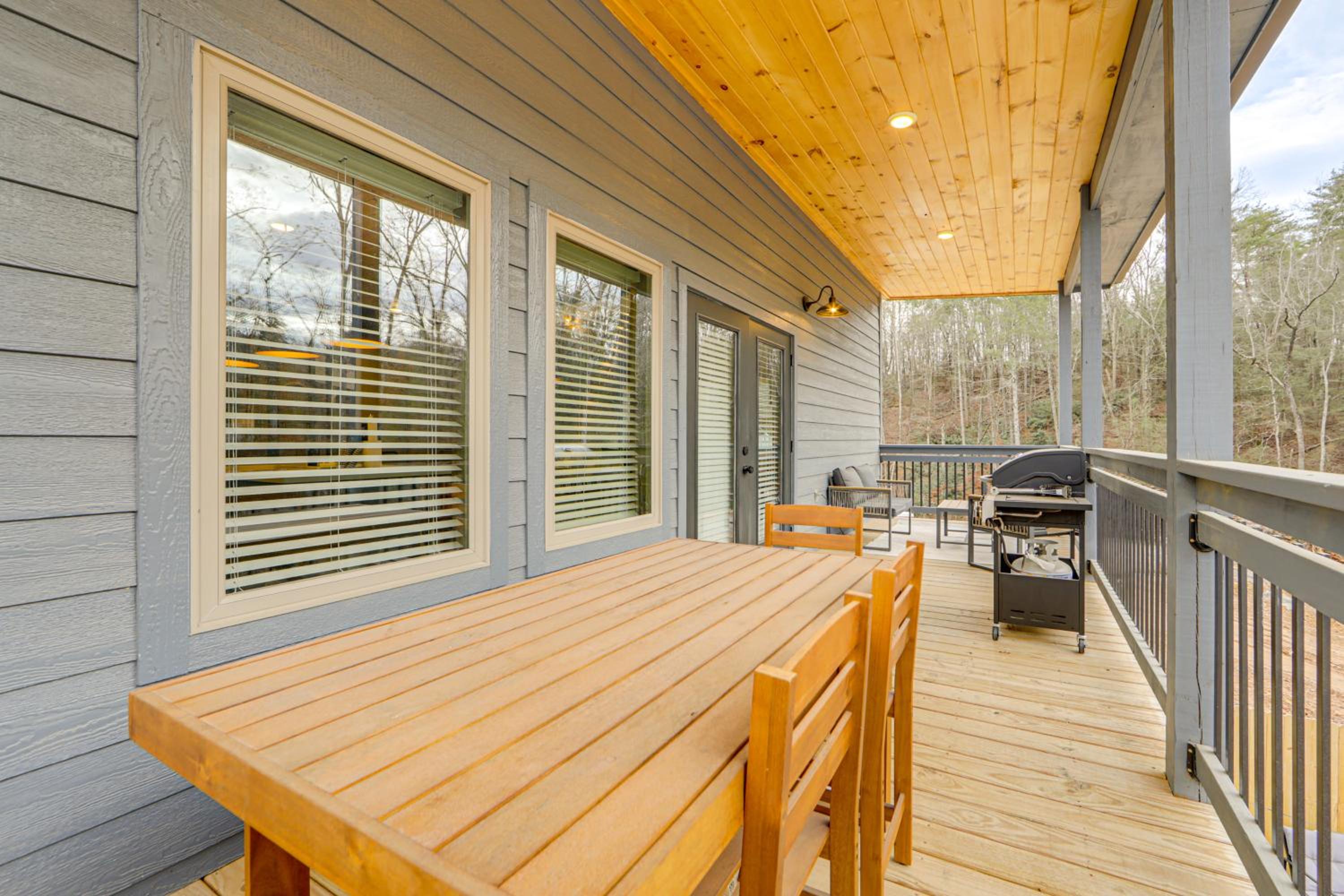 Indoor Pool, Hot Tub and Games! Pigeon Forge Cabin