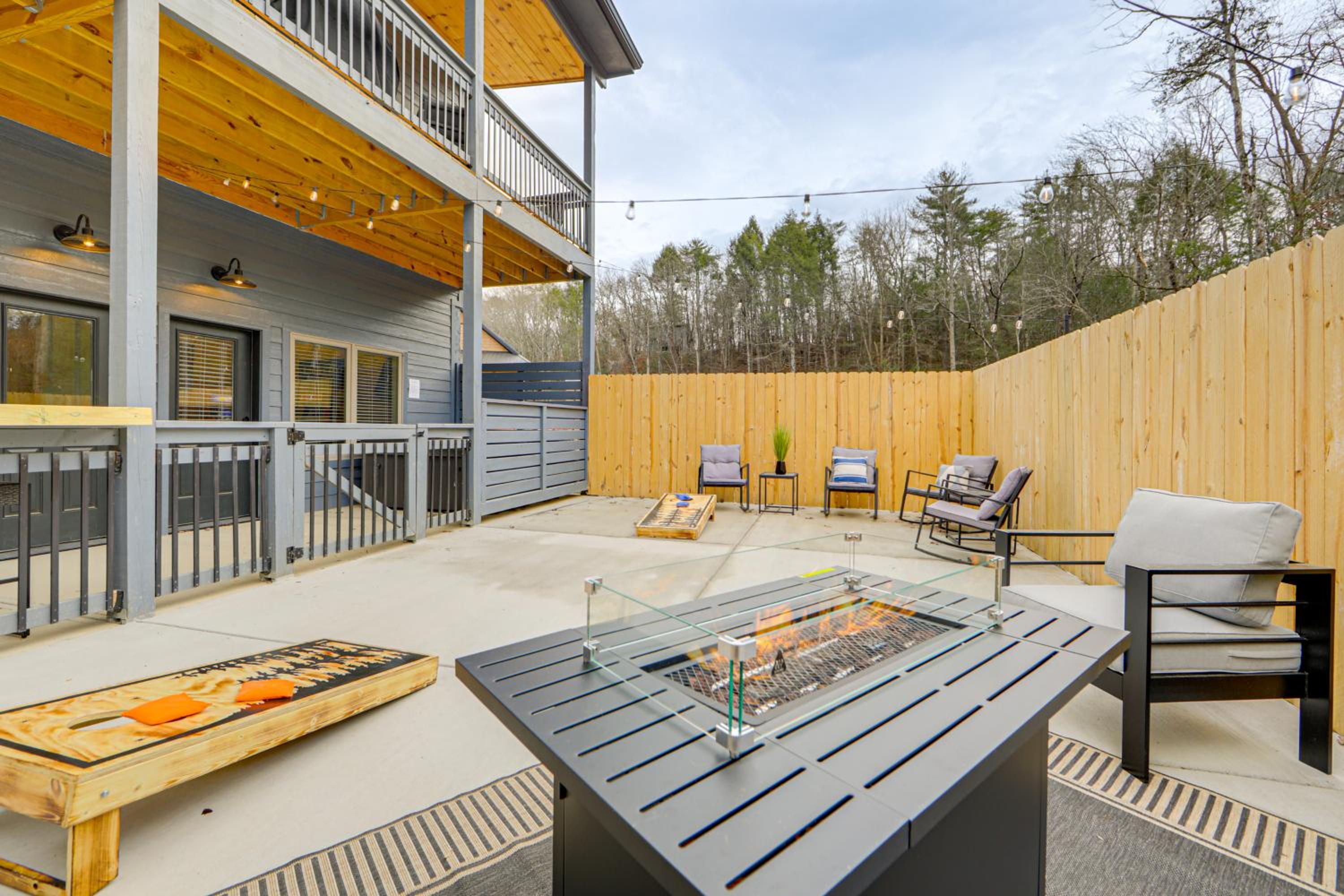 Indoor Pool, Hot Tub and Games! Pigeon Forge Cabin