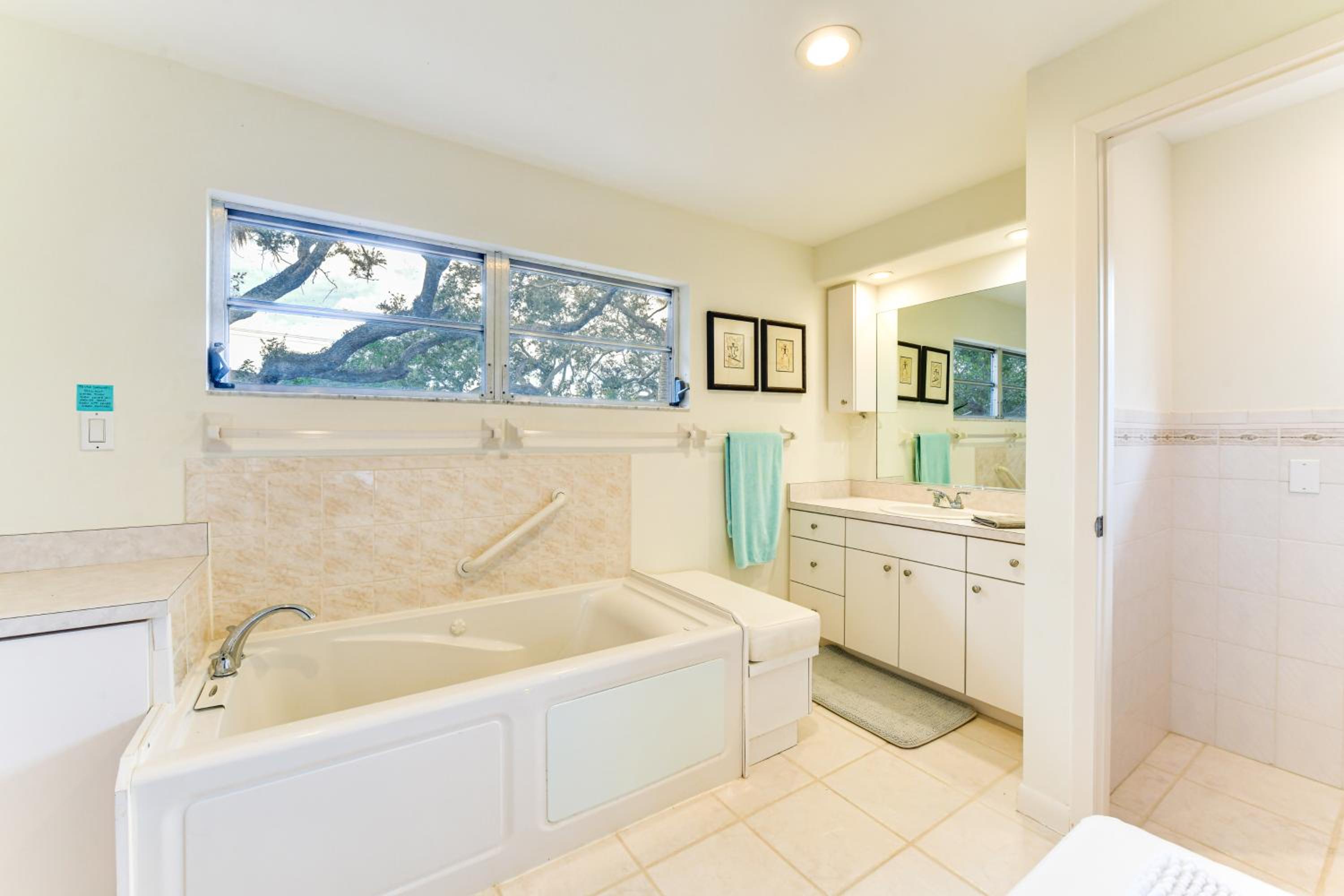 2 Mi to Beaches! Spacious Family Gem in Siesta Key