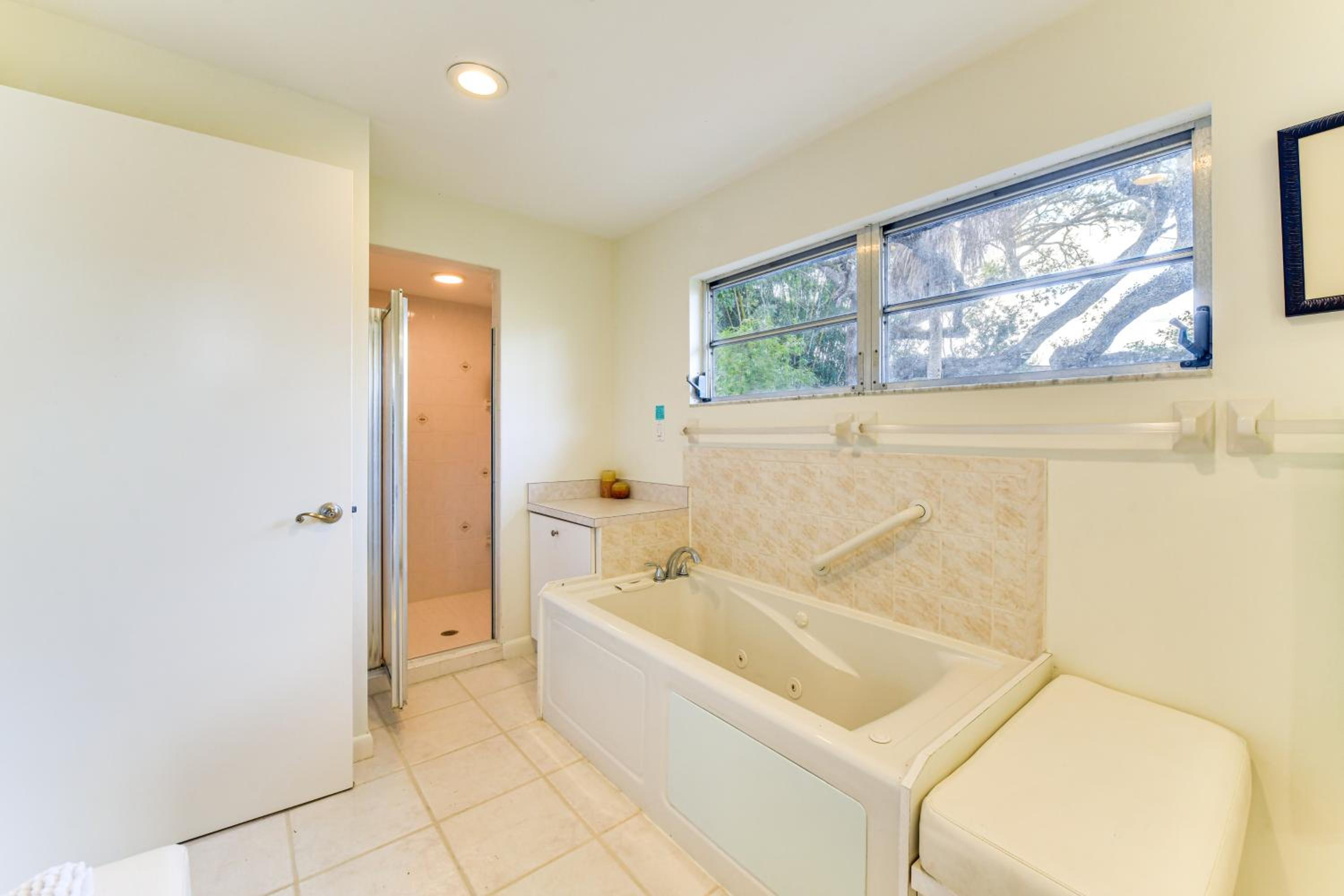 2 Mi to Beaches! Spacious Family Gem in Siesta Key