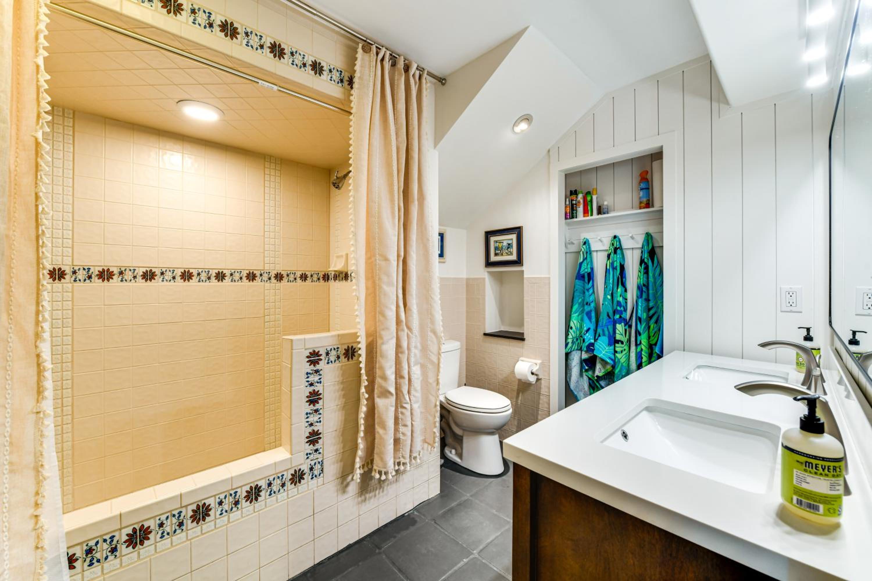 2 Mi to Beaches! Spacious Family Gem in Siesta Key