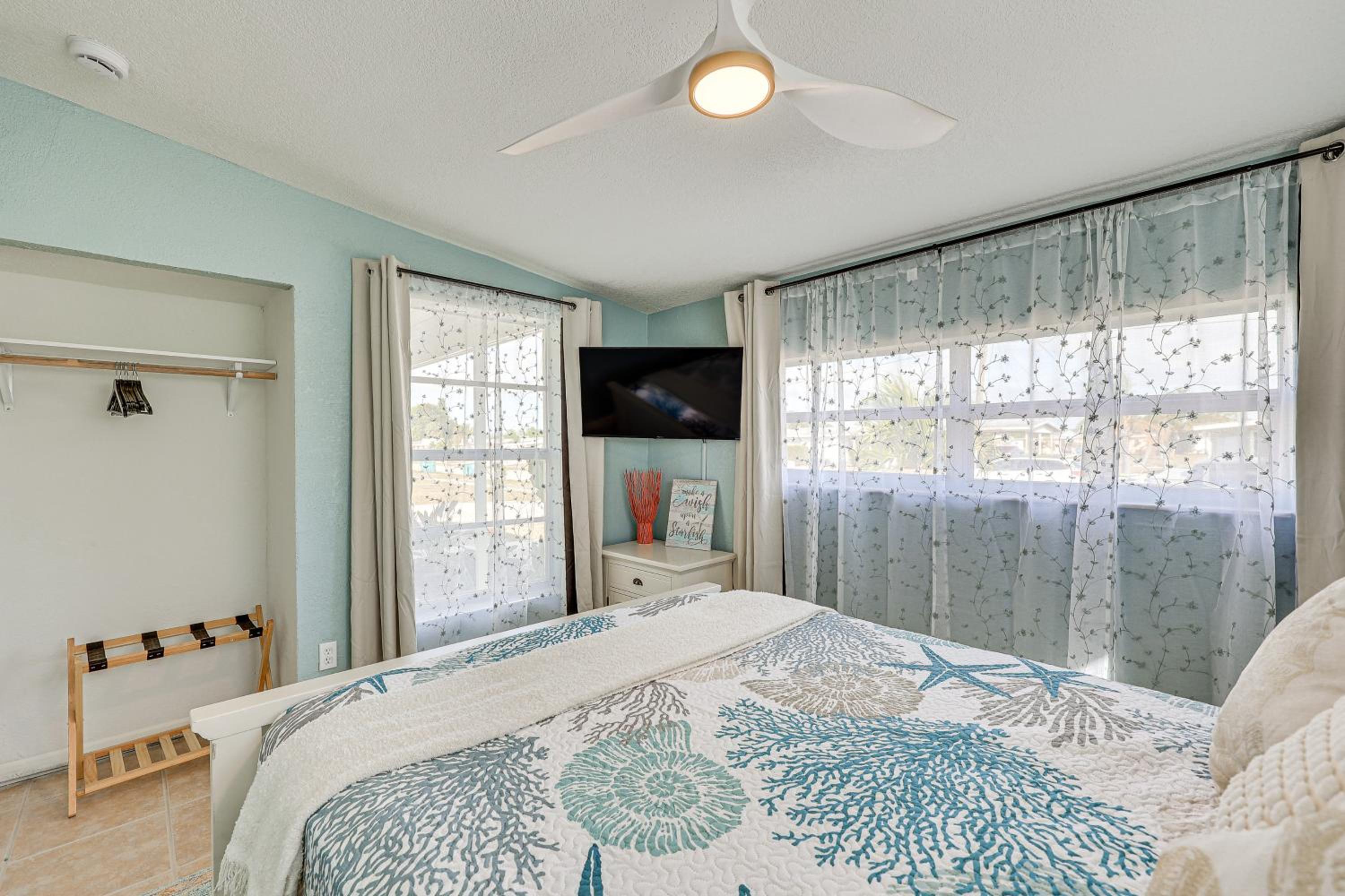 Pool Paradise! Port Charlotte Home Near Beach