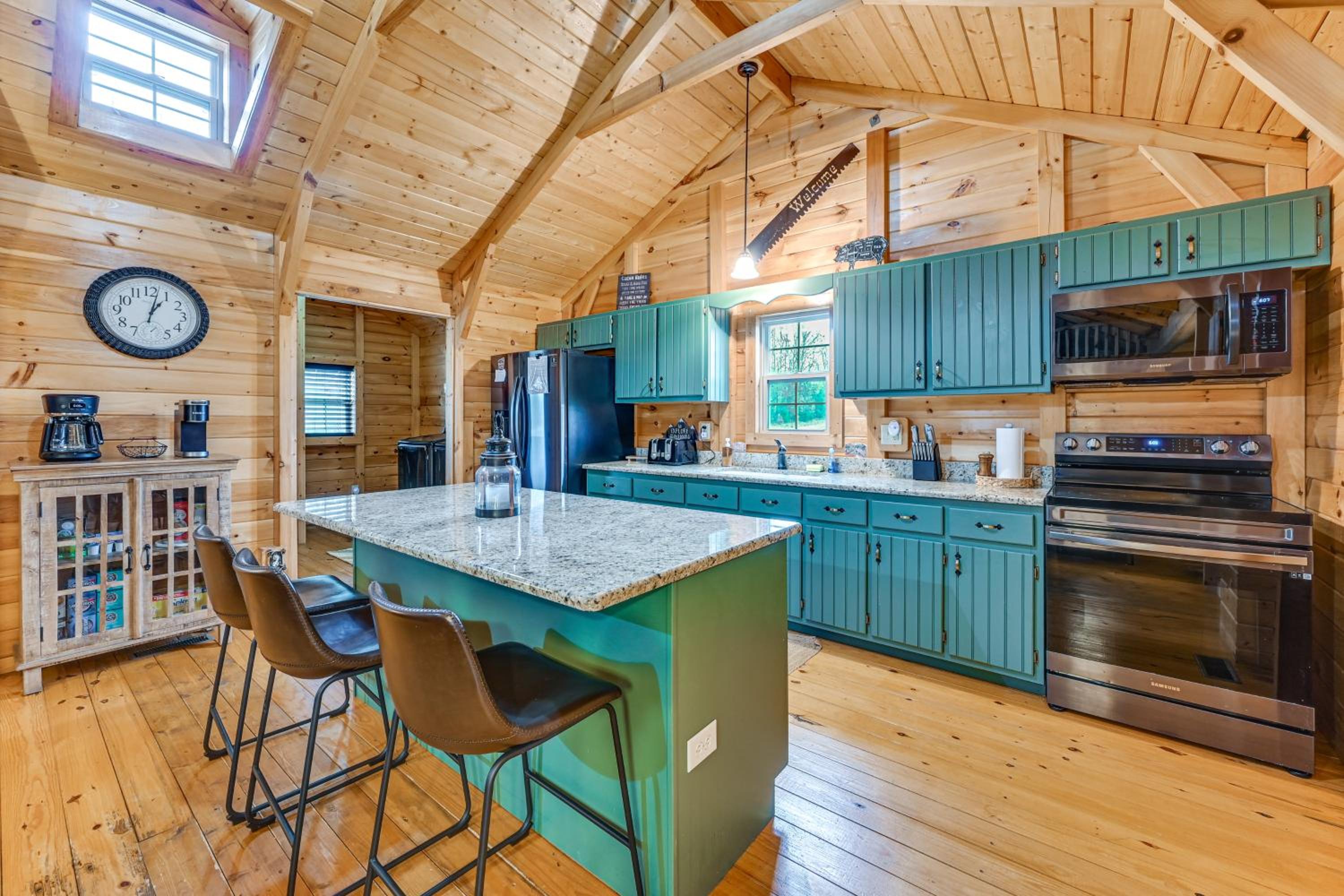 Explore Mammoth Cave Cabin with Fire Pit and Grill!