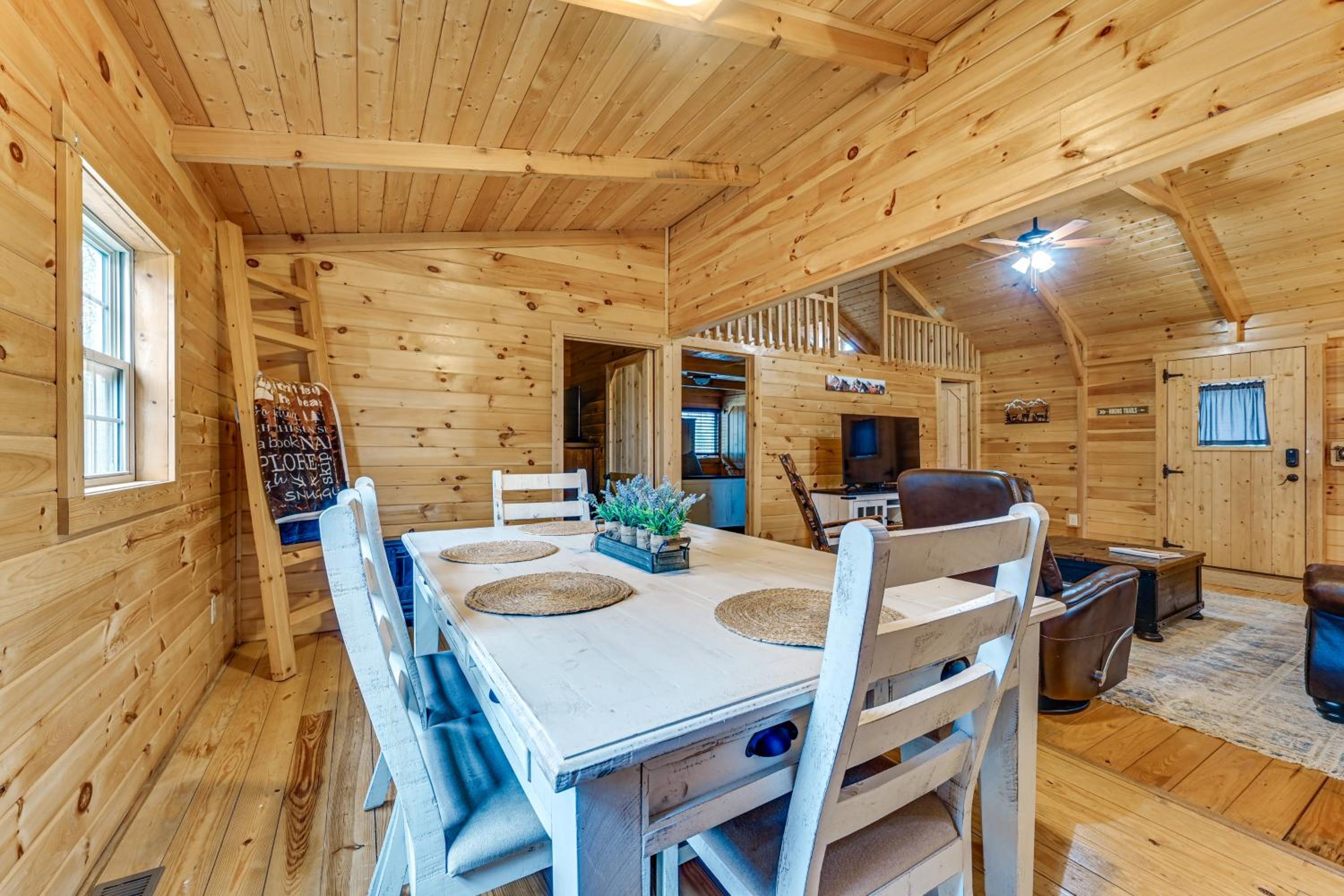 Explore Mammoth Cave Cabin with Fire Pit and Grill!