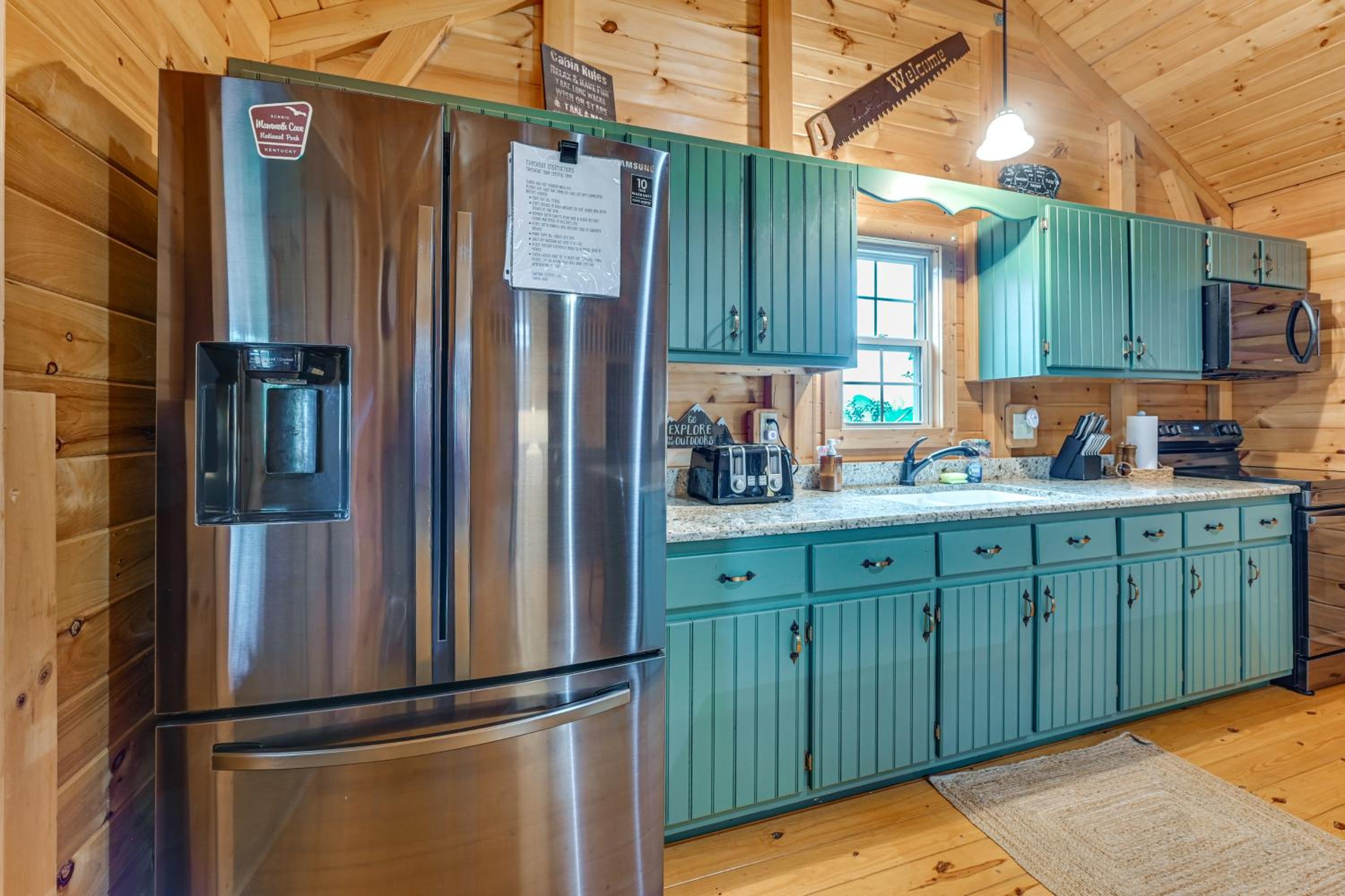 Explore Mammoth Cave Cabin with Fire Pit and Grill!