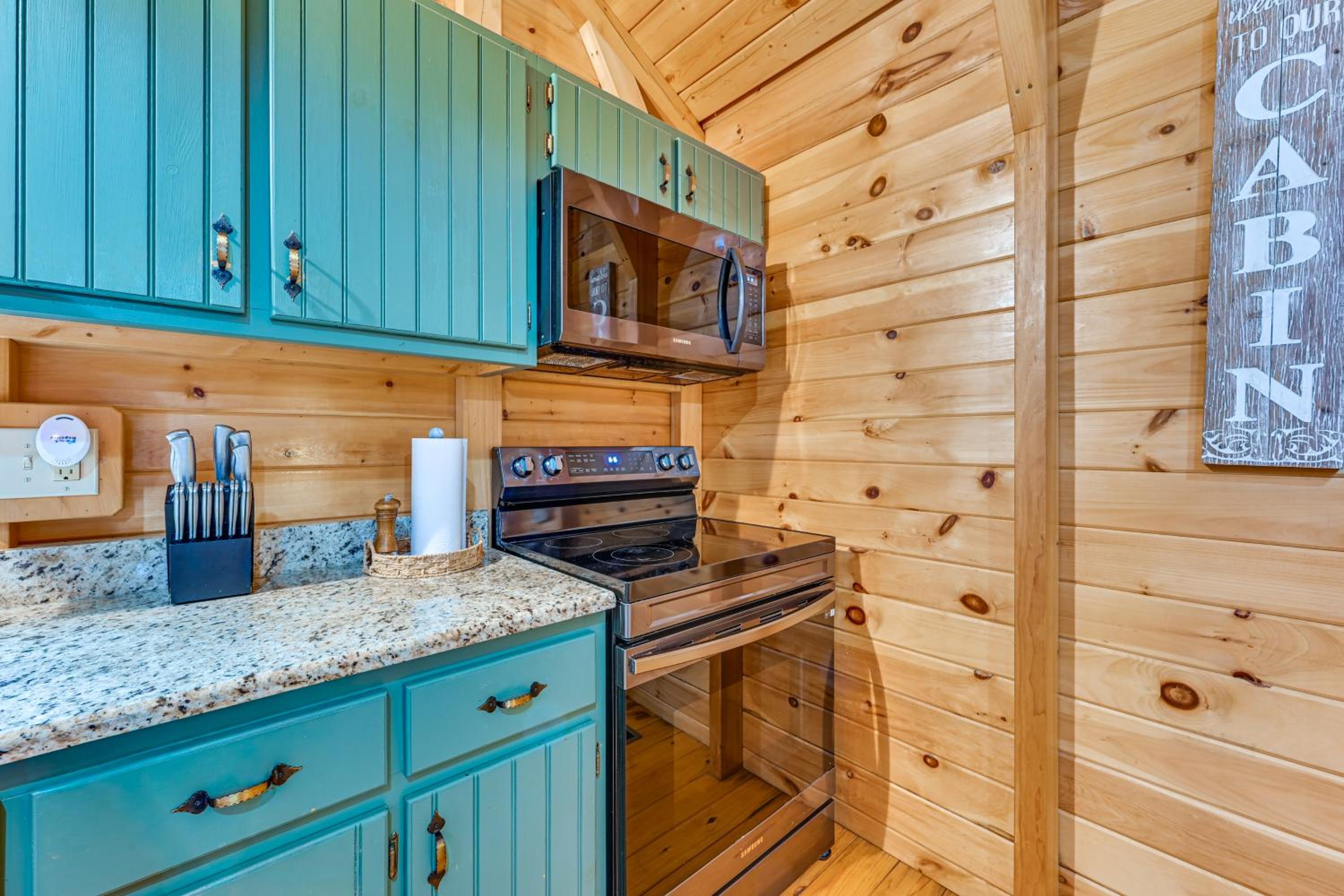 Explore Mammoth Cave Cabin with Fire Pit and Grill!