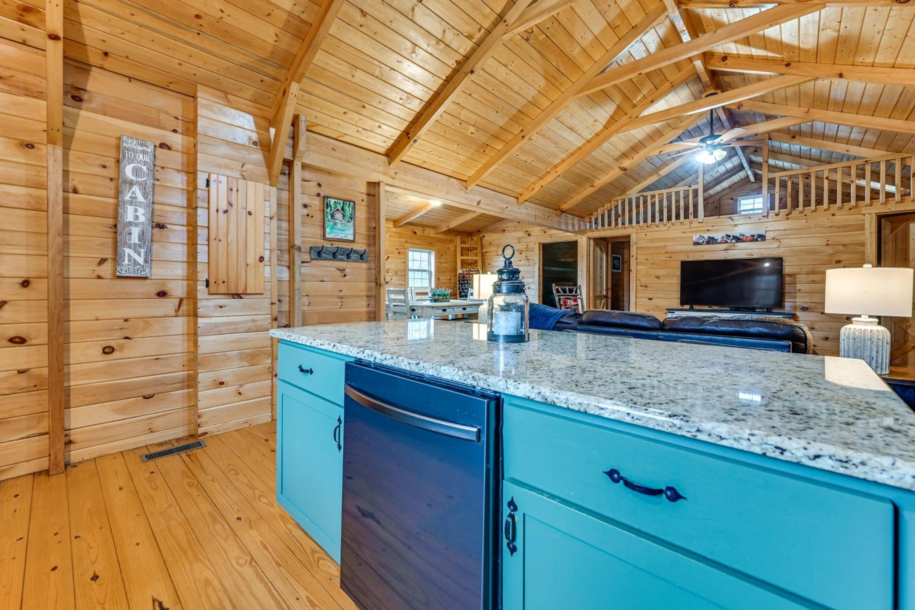 Explore Mammoth Cave Cabin with Fire Pit and Grill!