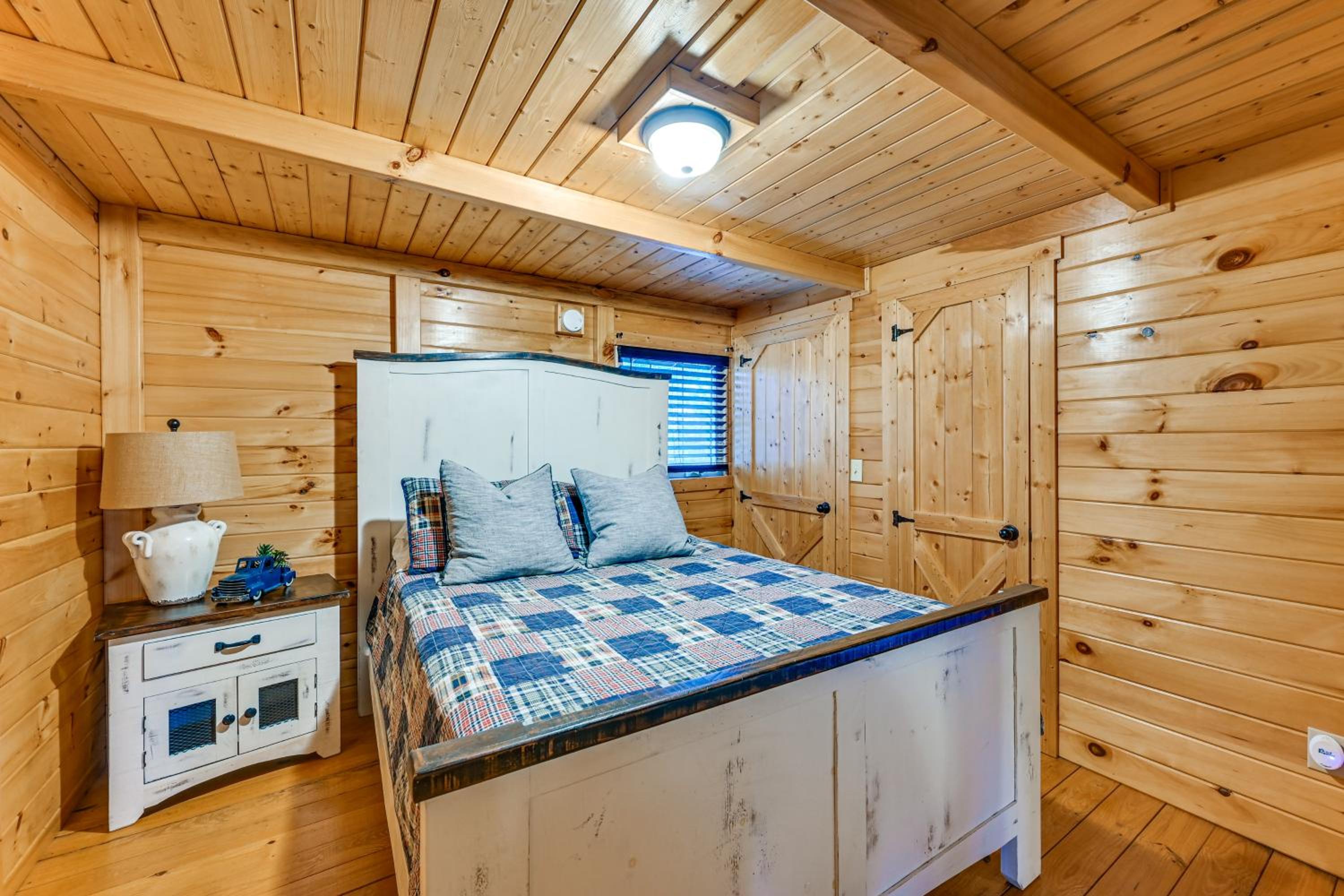 Explore Mammoth Cave Cabin with Fire Pit and Grill!