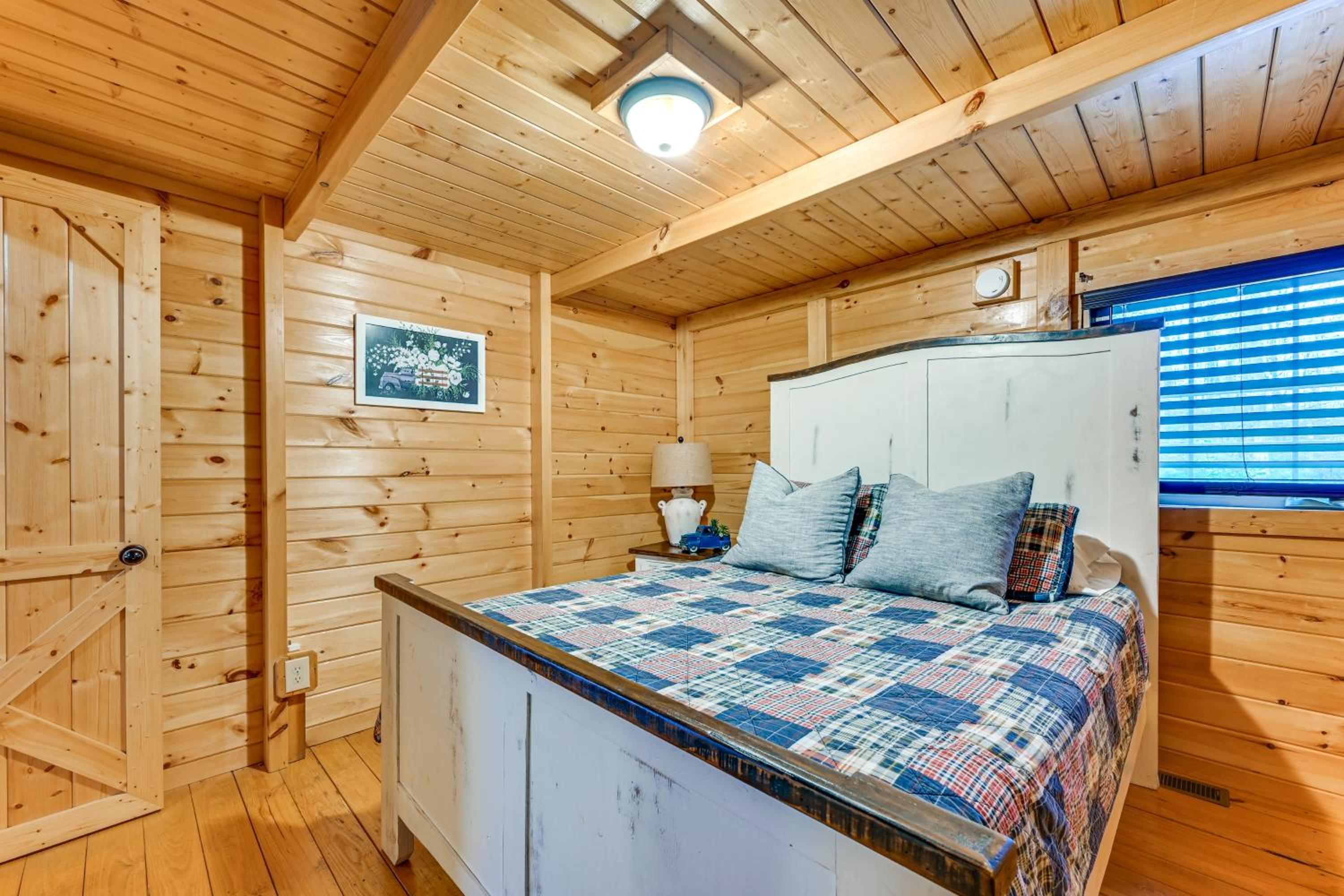 Explore Mammoth Cave Cabin with Fire Pit and Grill!