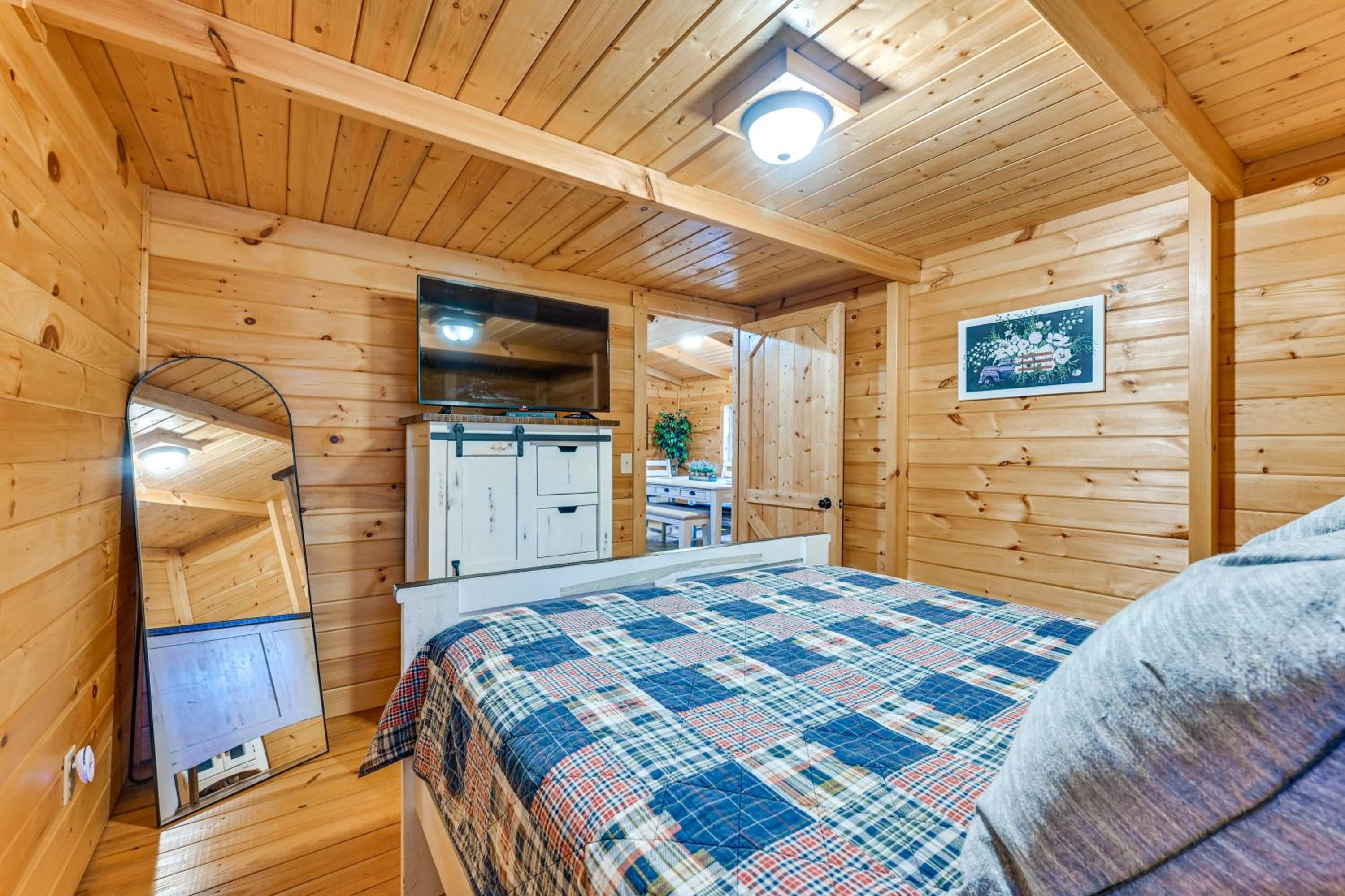 Explore Mammoth Cave Cabin with Fire Pit and Grill!