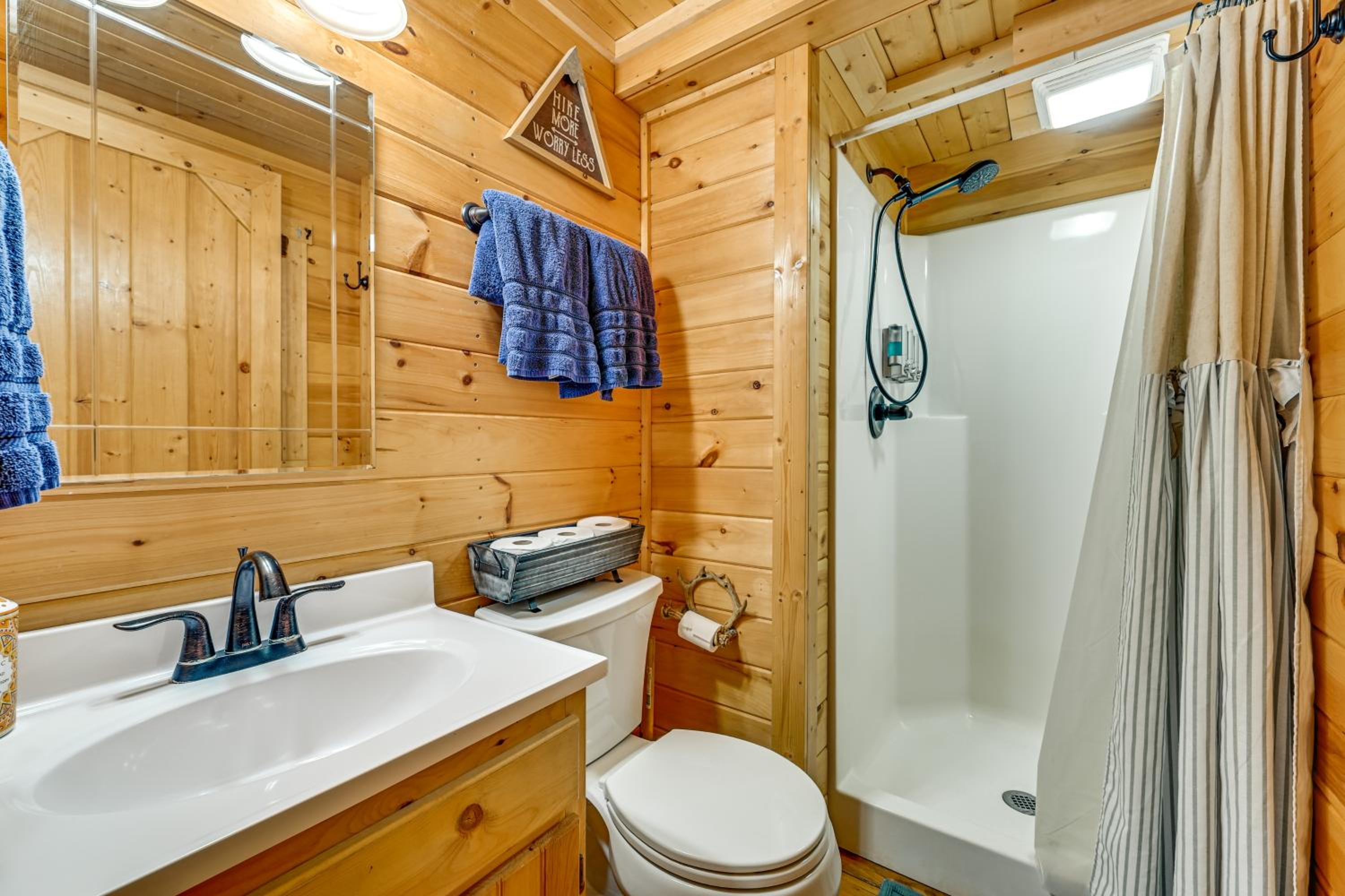 Explore Mammoth Cave Cabin with Fire Pit and Grill!
