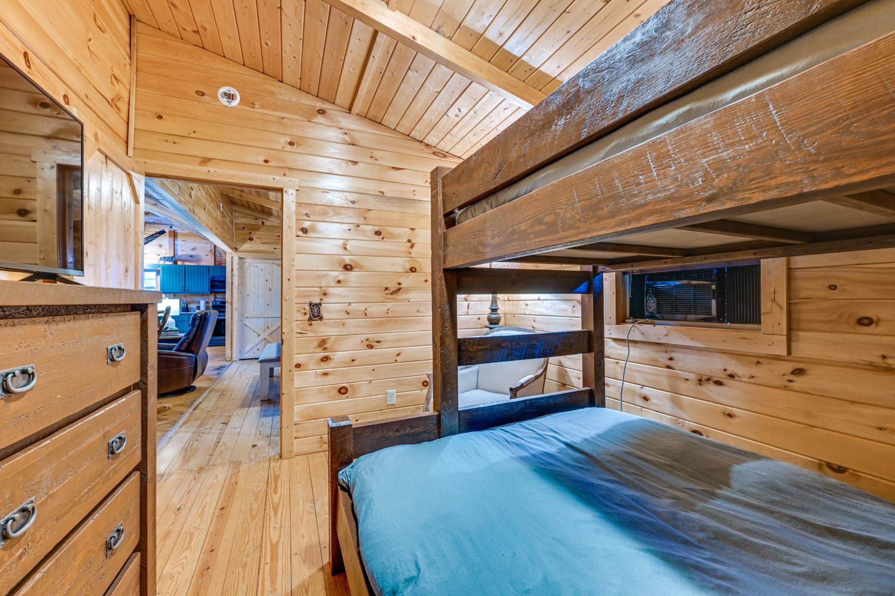 Explore Mammoth Cave Cabin with Fire Pit and Grill!