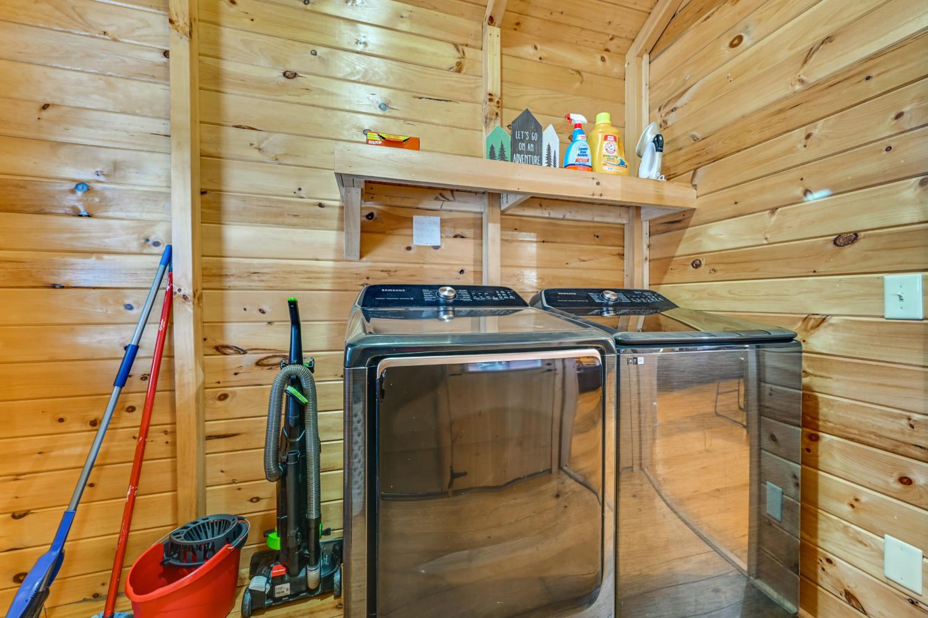 Explore Mammoth Cave Cabin with Fire Pit and Grill!