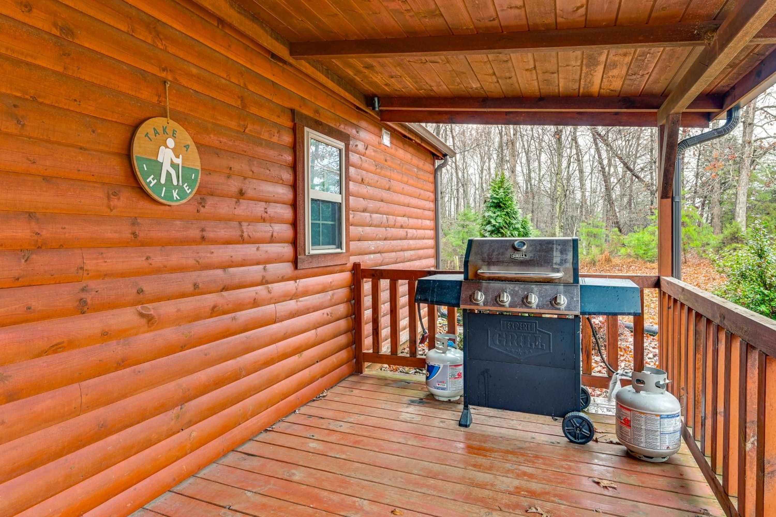 Explore Mammoth Cave Cabin with Fire Pit and Grill!