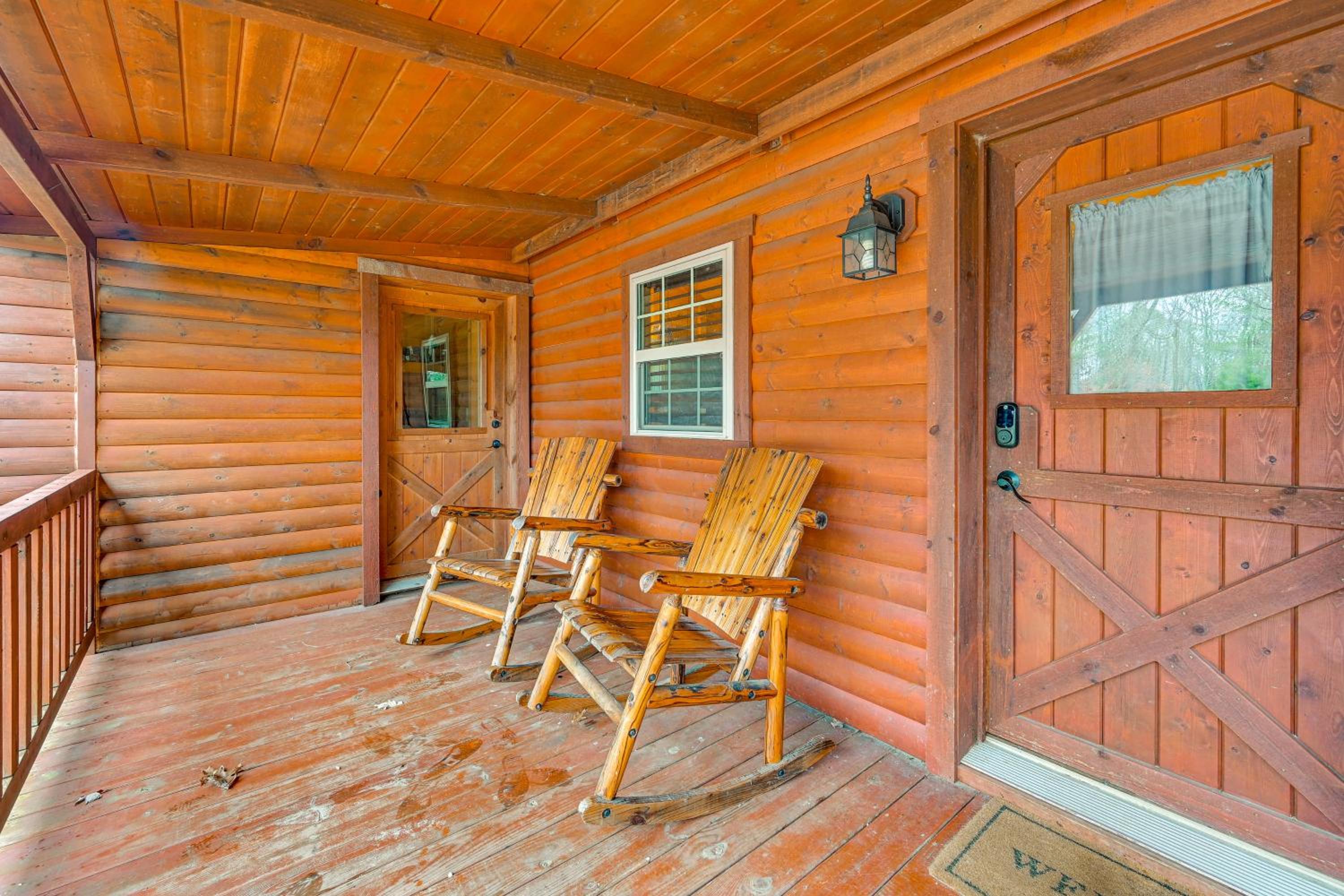 Explore Mammoth Cave Cabin with Fire Pit and Grill!
