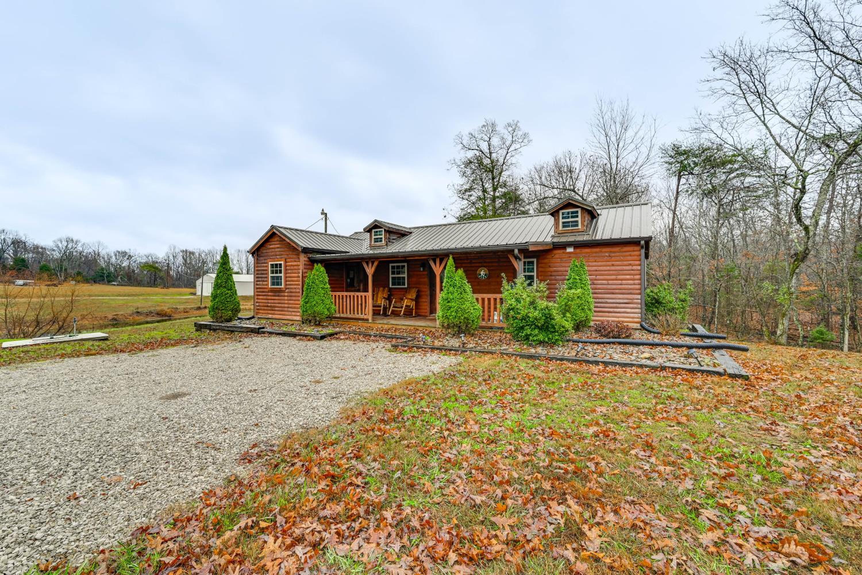 Explore Mammoth Cave Cabin with Fire Pit and Grill!