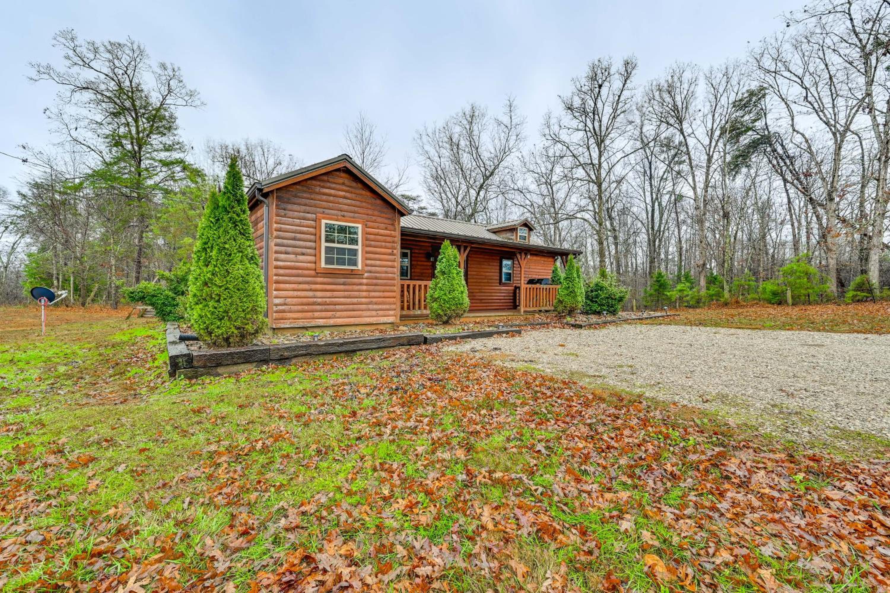 Explore Mammoth Cave Cabin with Fire Pit and Grill!
