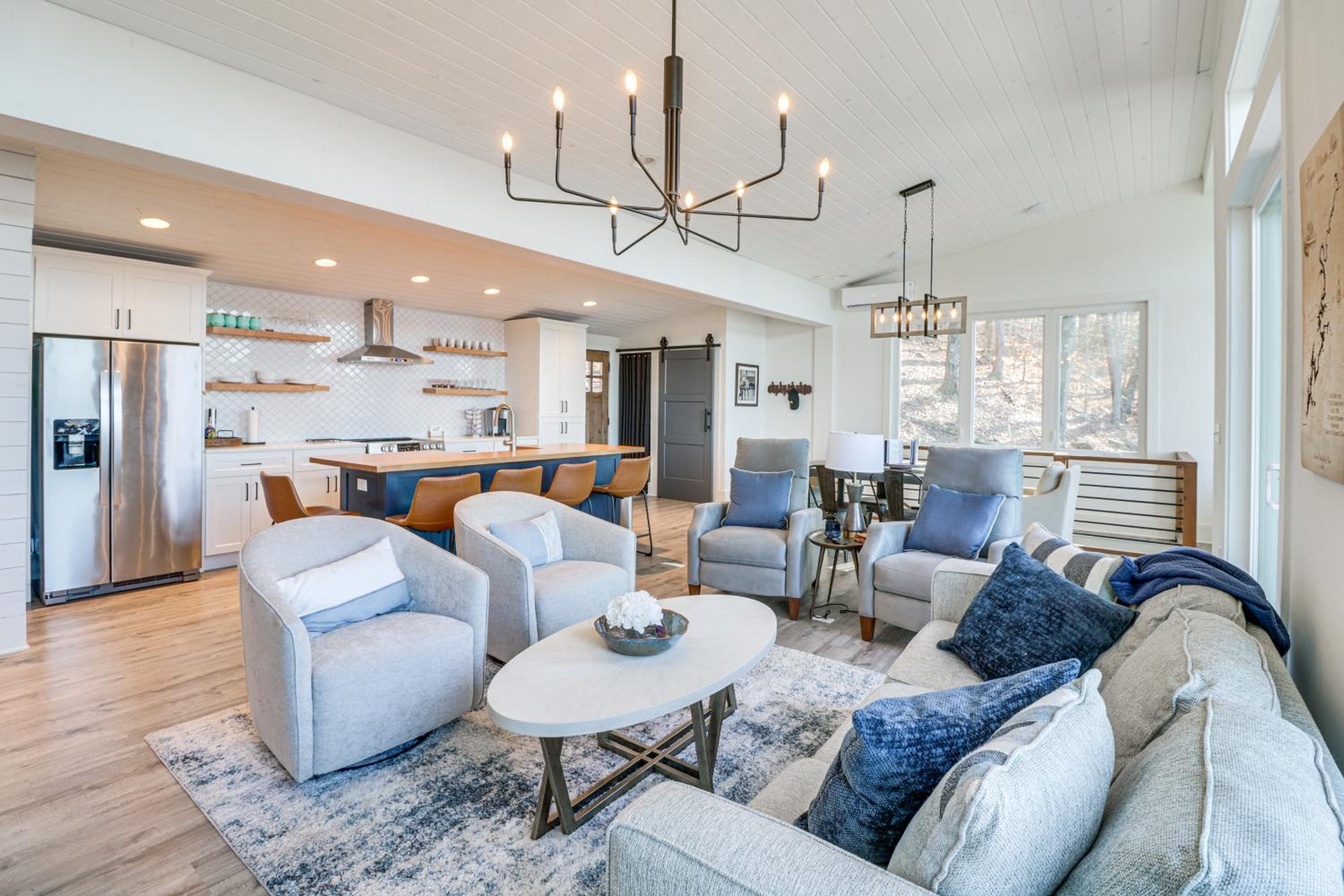Family-Friendly Lakefront Gem with Dock in Talladega