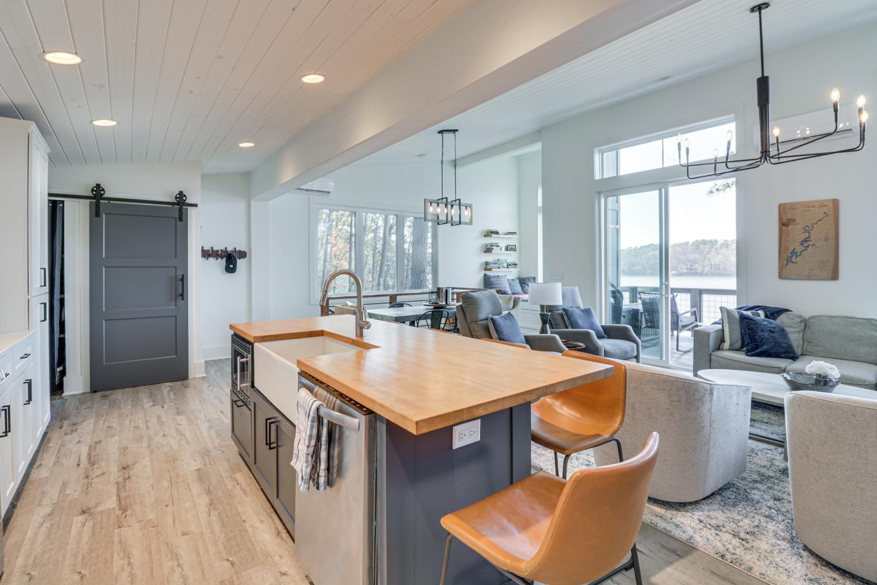 Family-Friendly Lakefront Gem with Dock in Talladega