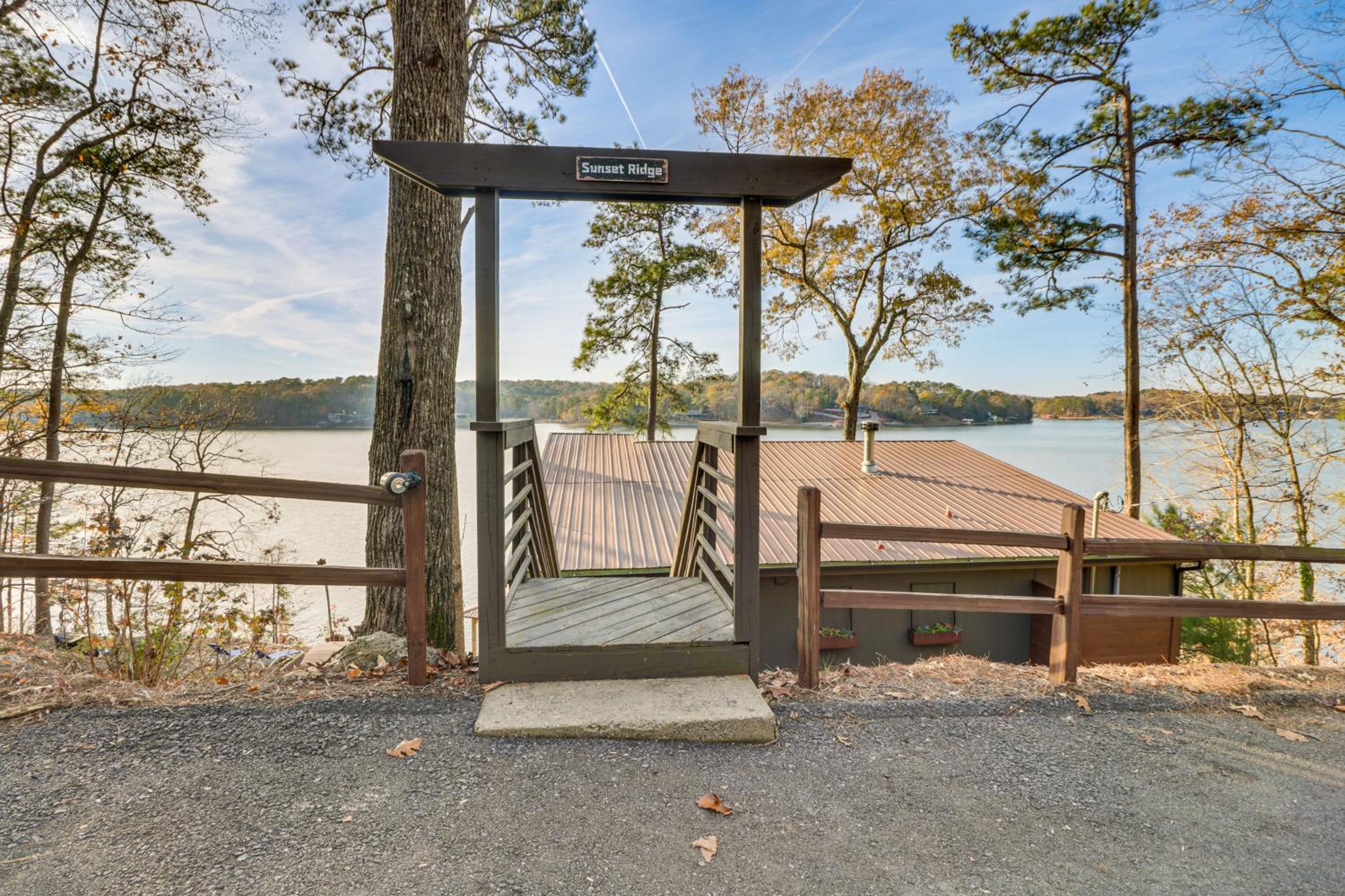 Family-Friendly Lakefront Gem with Dock in Talladega