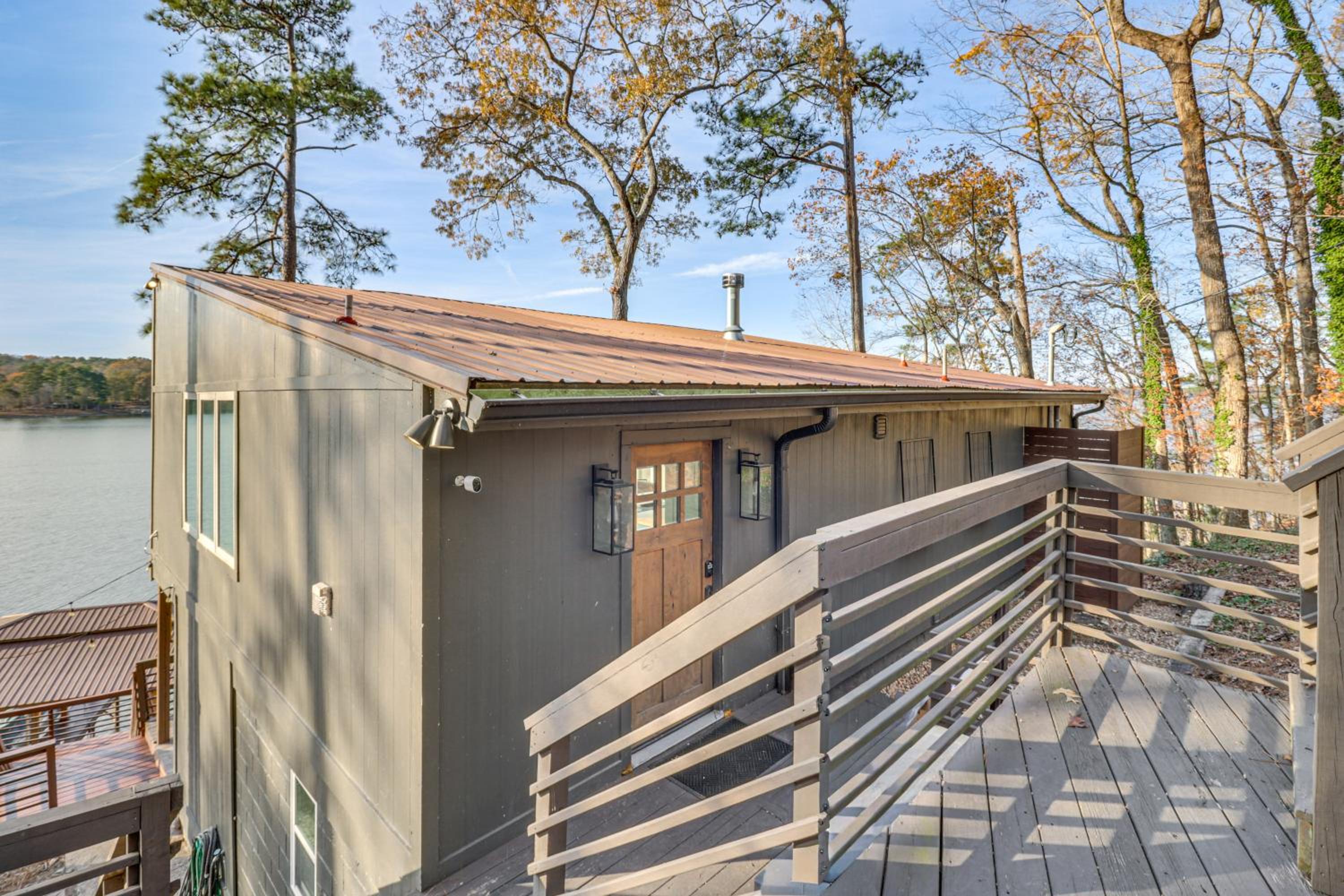 Family-Friendly Lakefront Gem with Dock in Talladega