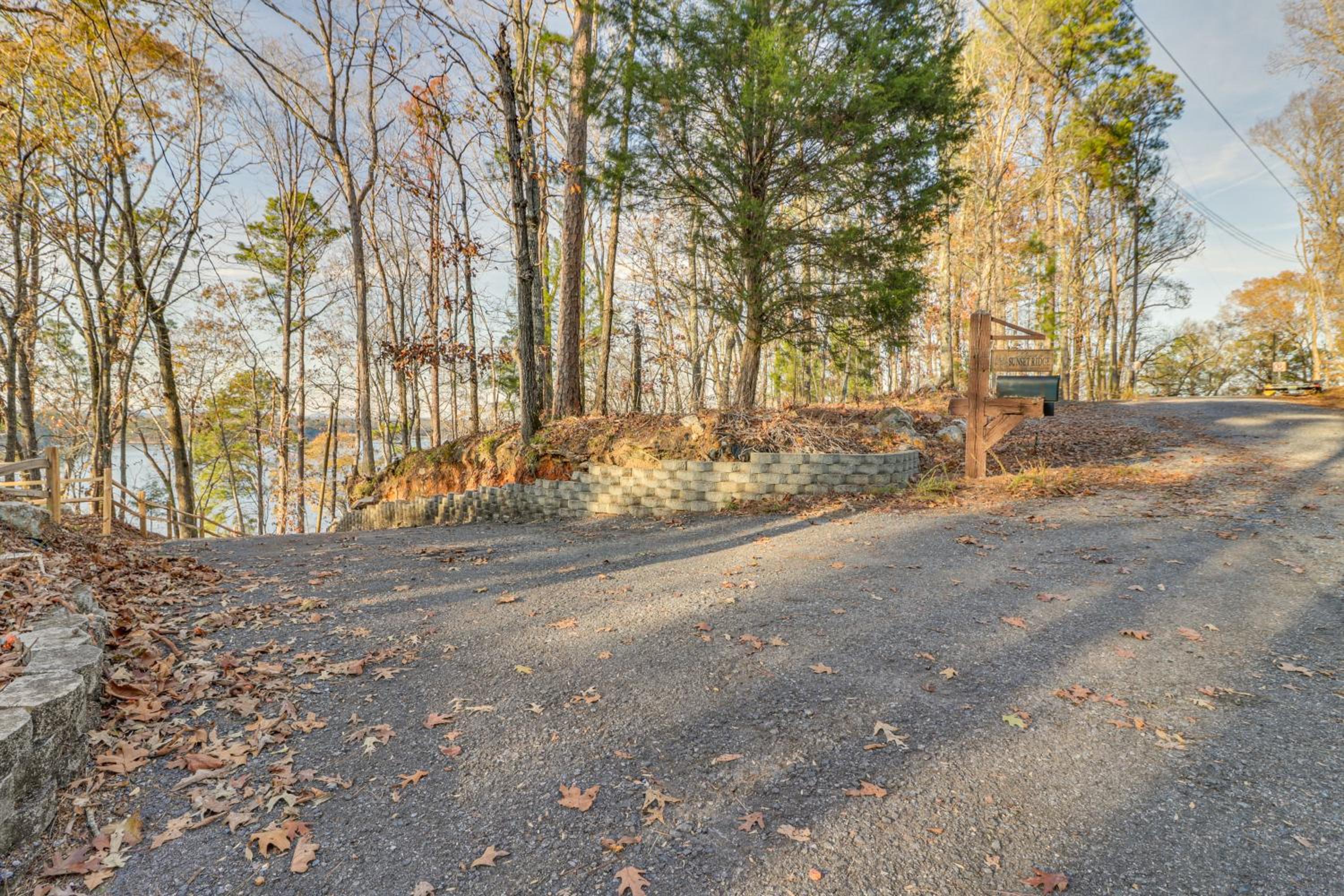 Family-Friendly Lakefront Gem with Dock in Talladega