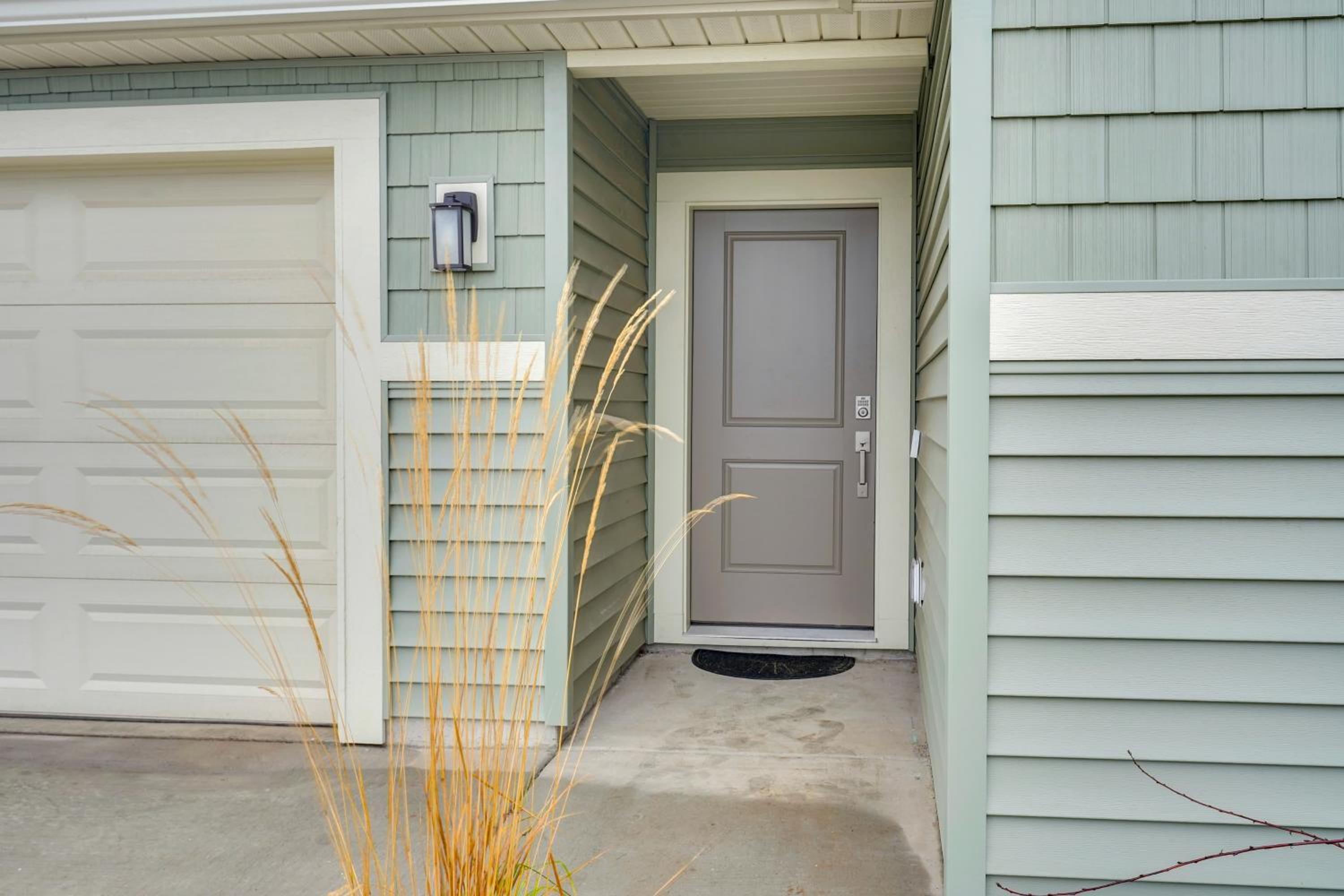 Walk to The Plains Golf Course Getaway in Cheney!