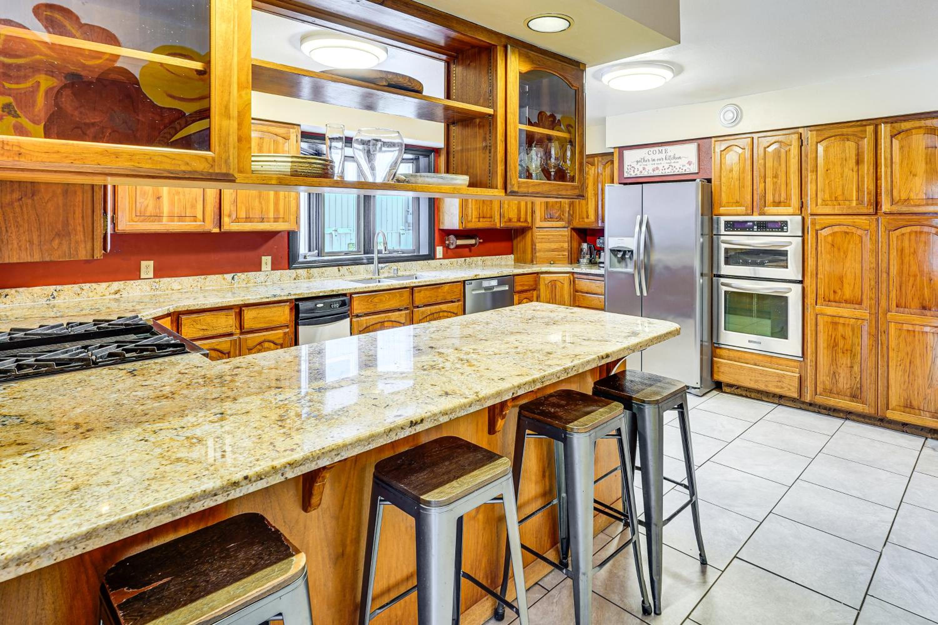 Hike, Ski and Soak! Spacious Anchorage Getaway