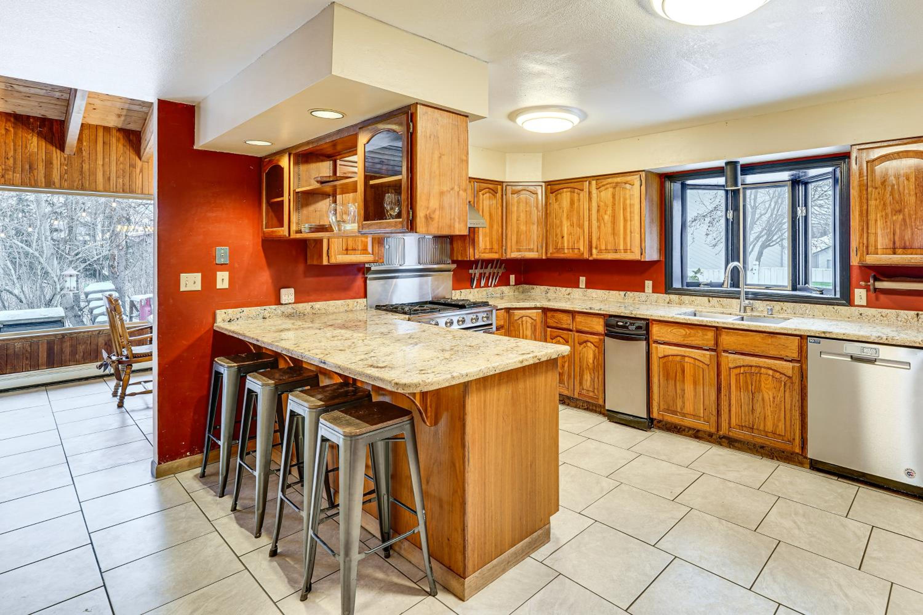 Hike, Ski and Soak! Spacious Anchorage Getaway