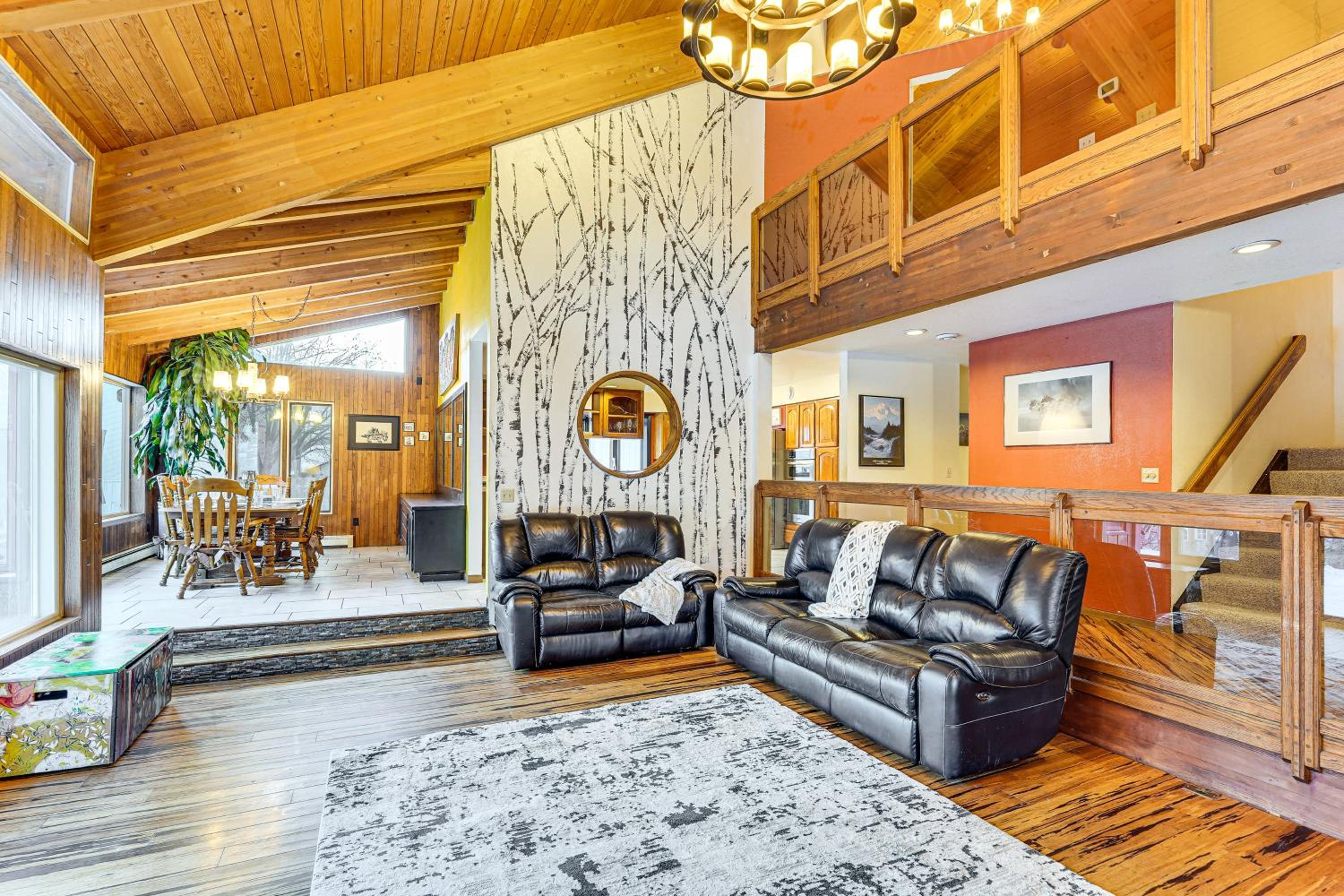 Hike, Ski and Soak! Spacious Anchorage Getaway