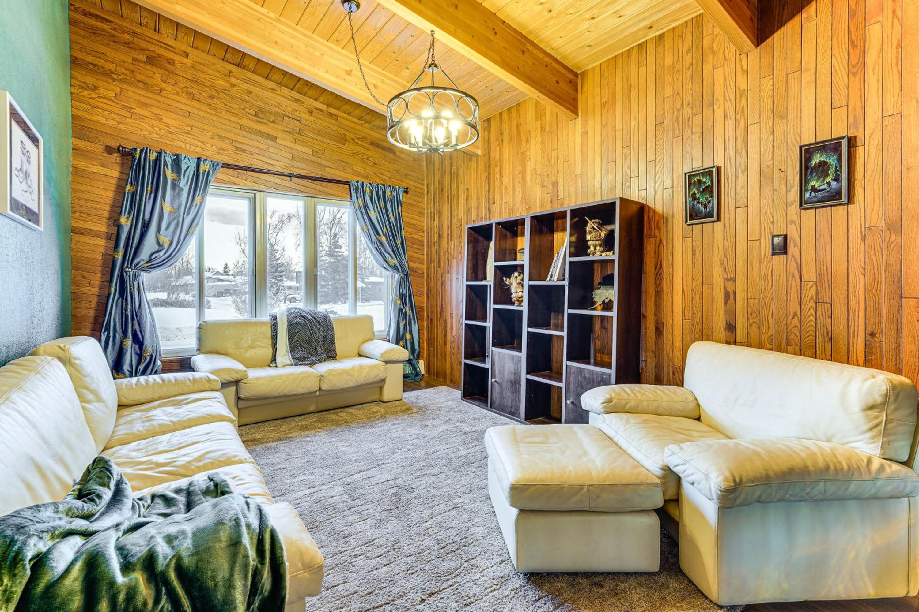 Hike, Ski and Soak! Spacious Anchorage Getaway