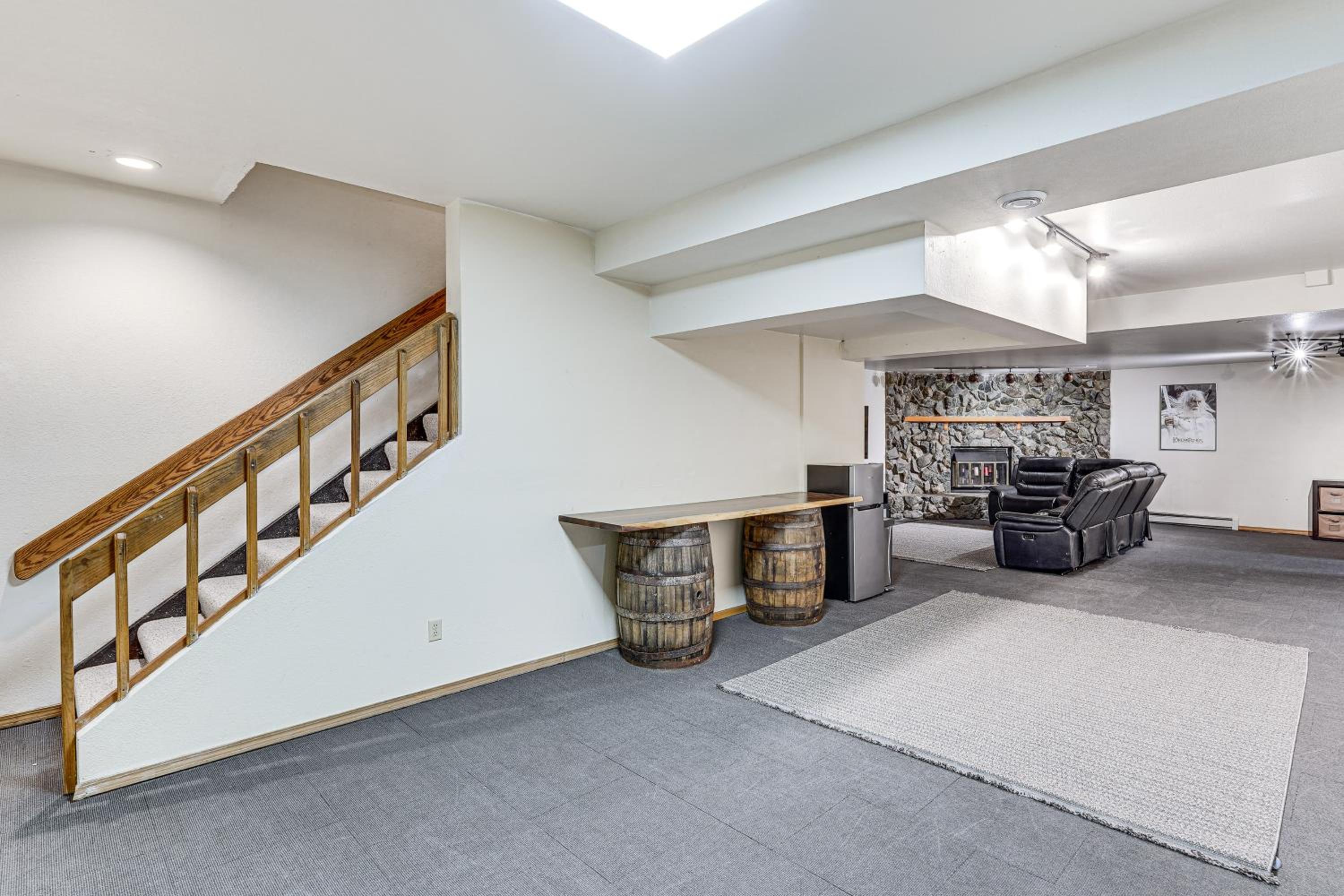 Hike, Ski and Soak! Spacious Anchorage Getaway
